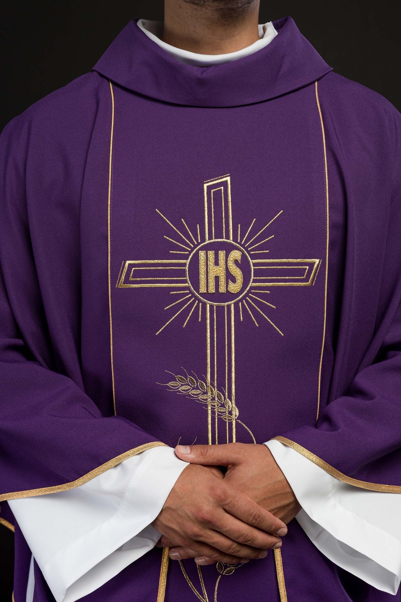 Fioletowy Ornat Liturgiczny IHS Haftowany Złotem - Polska Produkcja - SZATYLITURGICZNE.PL
