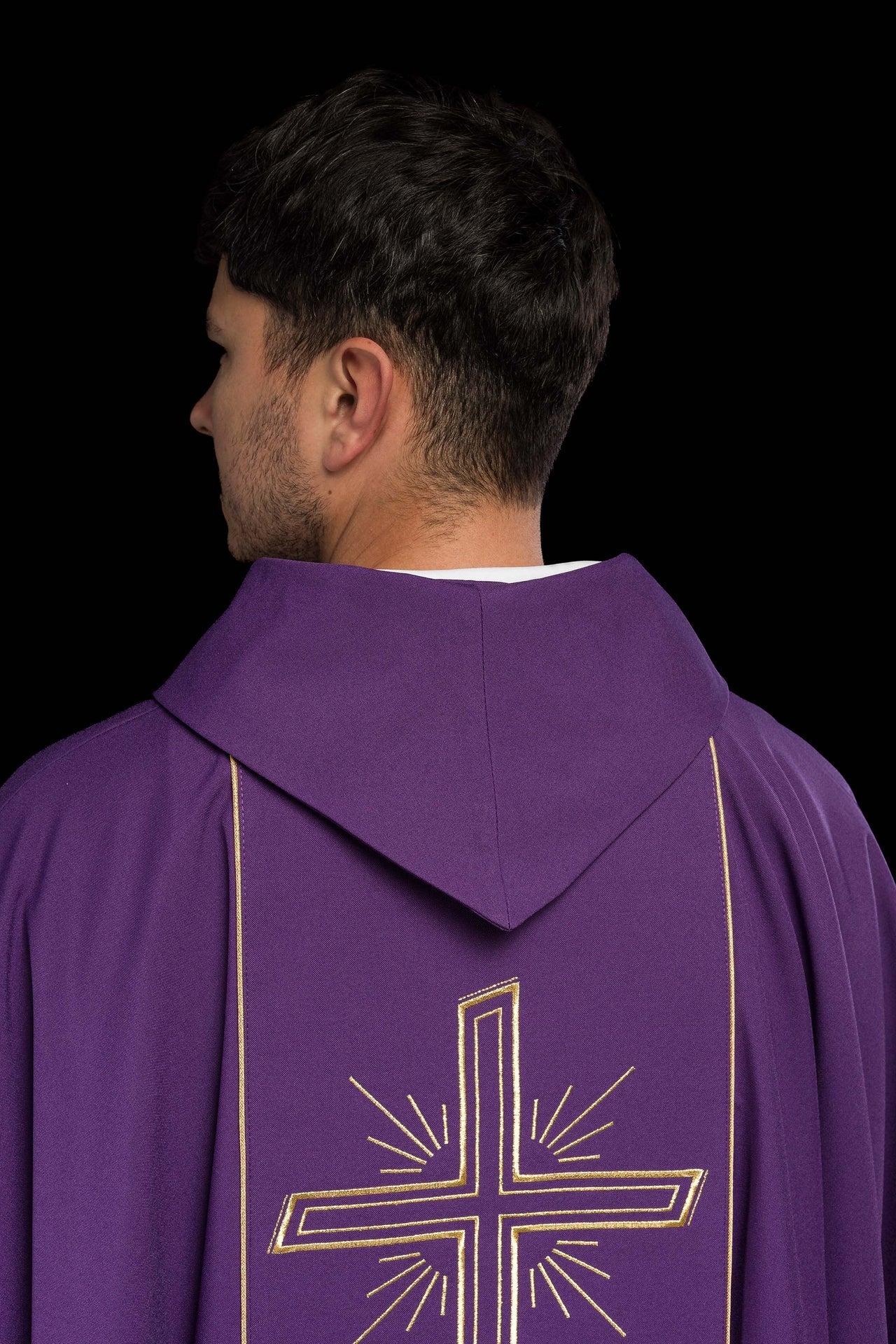 Fioletowy Ornat Liturgiczny IHS Haftowany Złotem - Polska Produkcja - SZATYLITURGICZNE.PL
