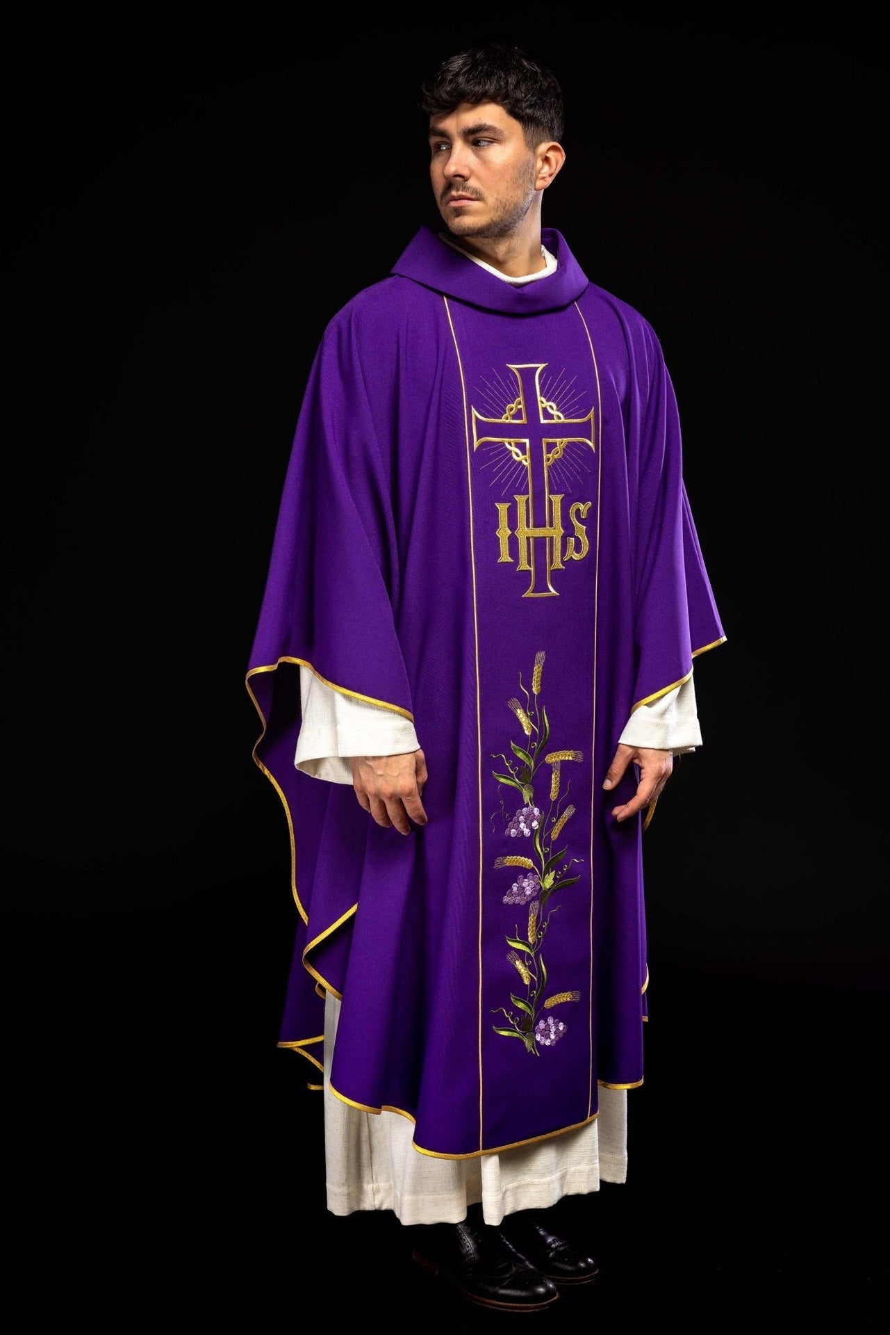 Fioletowy Ornat Liturgiczny IHS i Kłosy Złoty Pas - Polska Produkcja - SZATYLITURGICZNE.PL