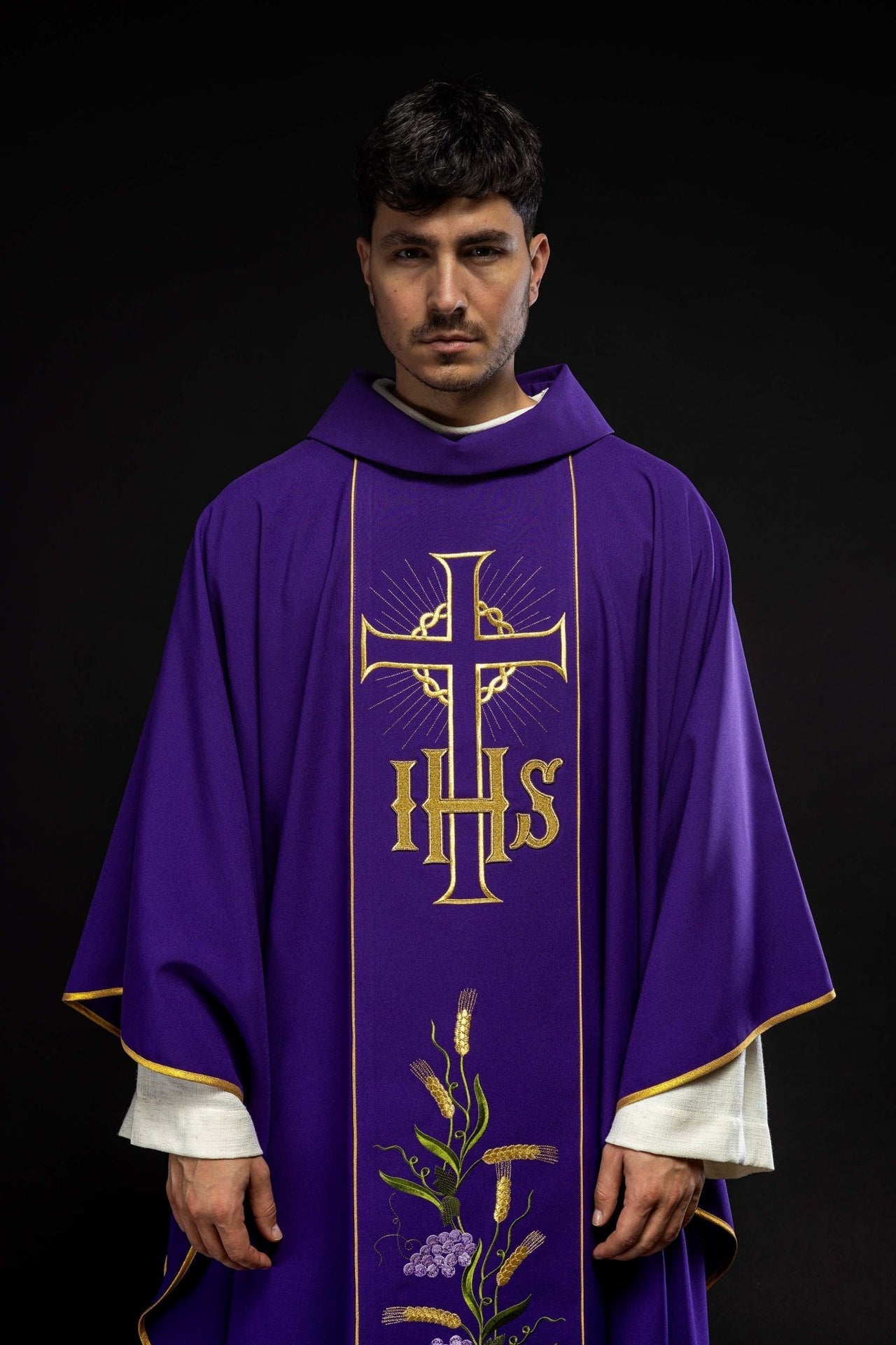Fioletowy Ornat Liturgiczny IHS i Kłosy Złoty Pas - Polska Produkcja - SZATYLITURGICZNE.PL