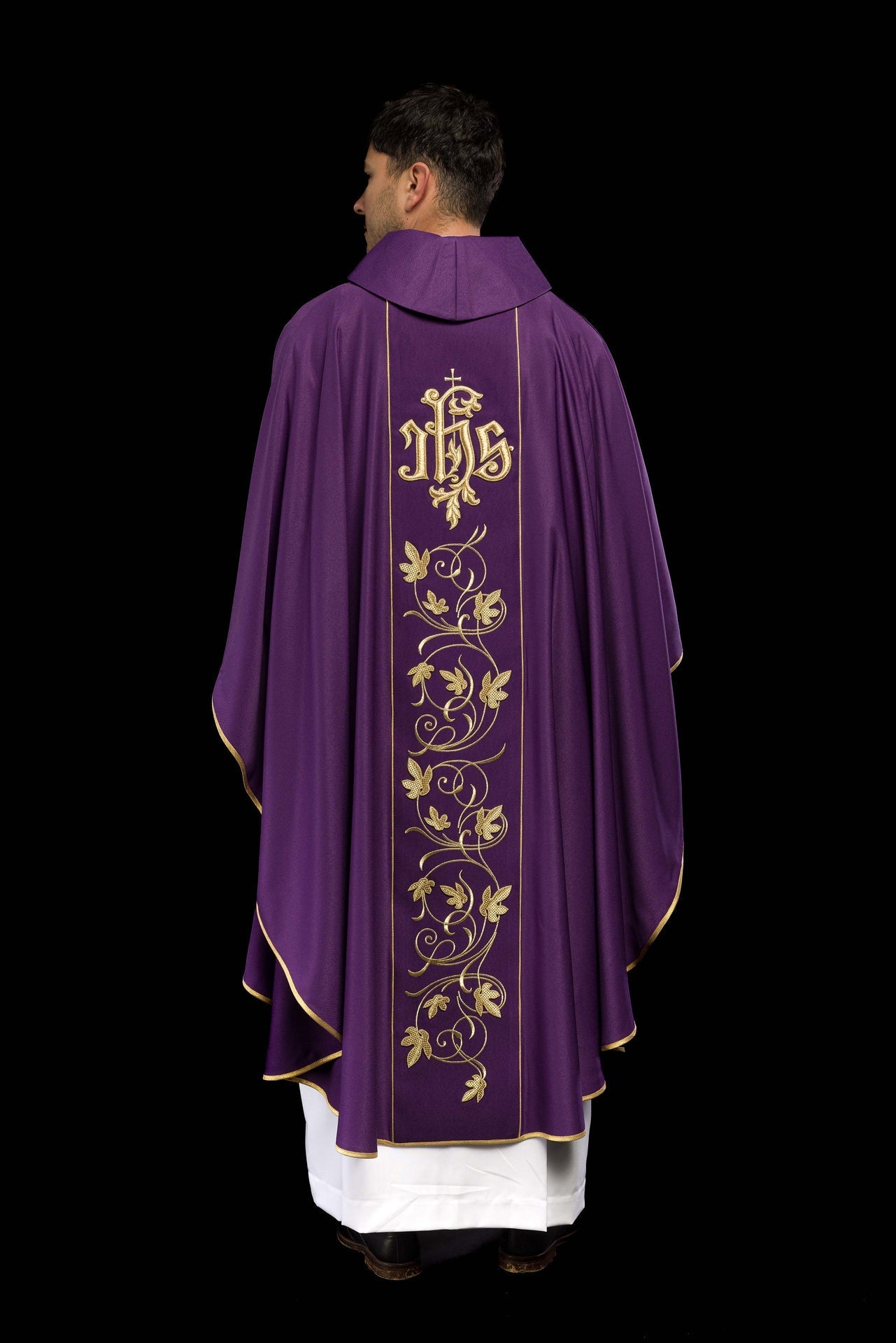 Fioletowy Ornat Liturgiczny IHS z Haftowanym Pasem Florystycznym - SZATYLITURGICZNE.PL