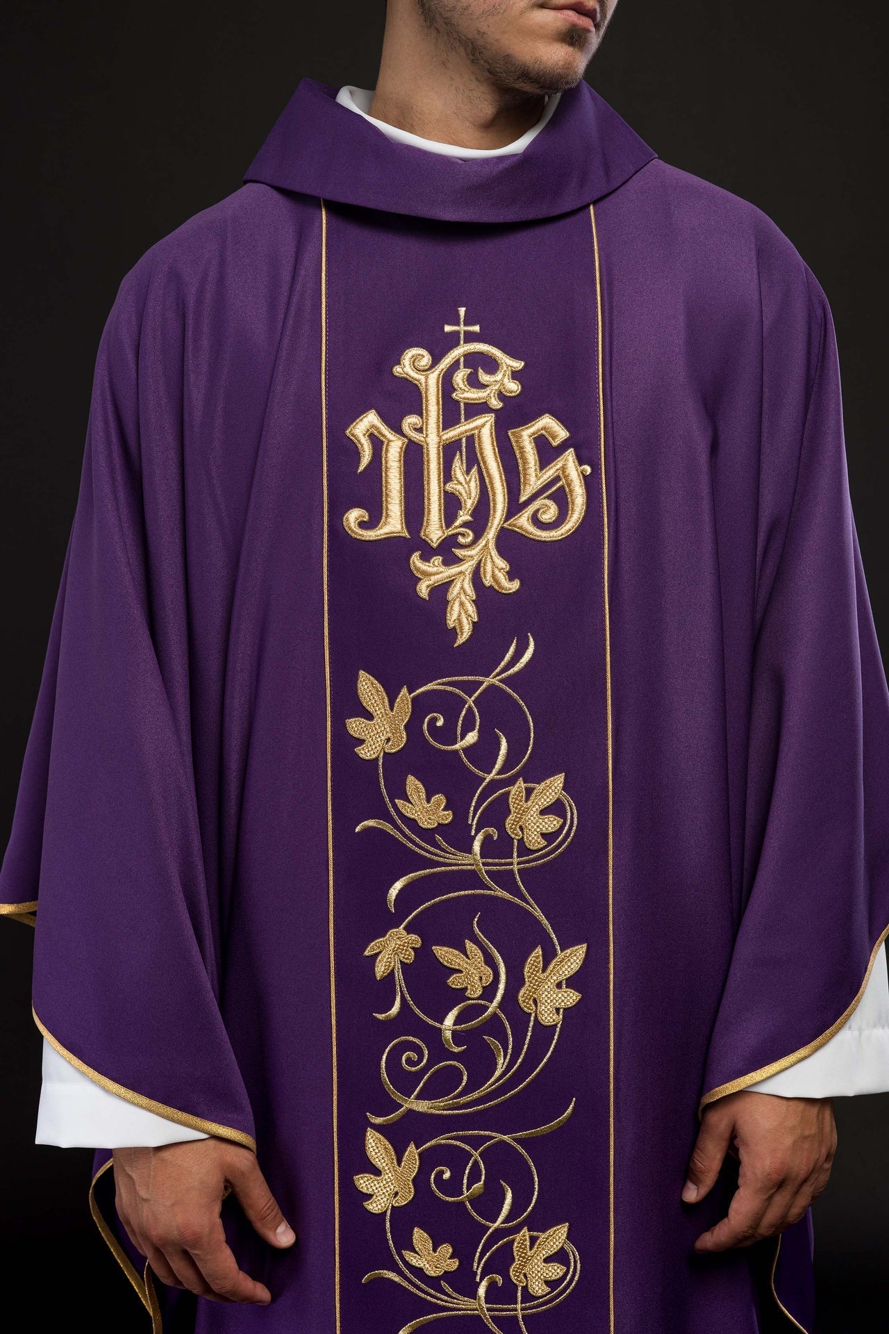 Fioletowy Ornat Liturgiczny IHS z Haftowanym Pasem Florystycznym - SZATYLITURGICZNE.PL