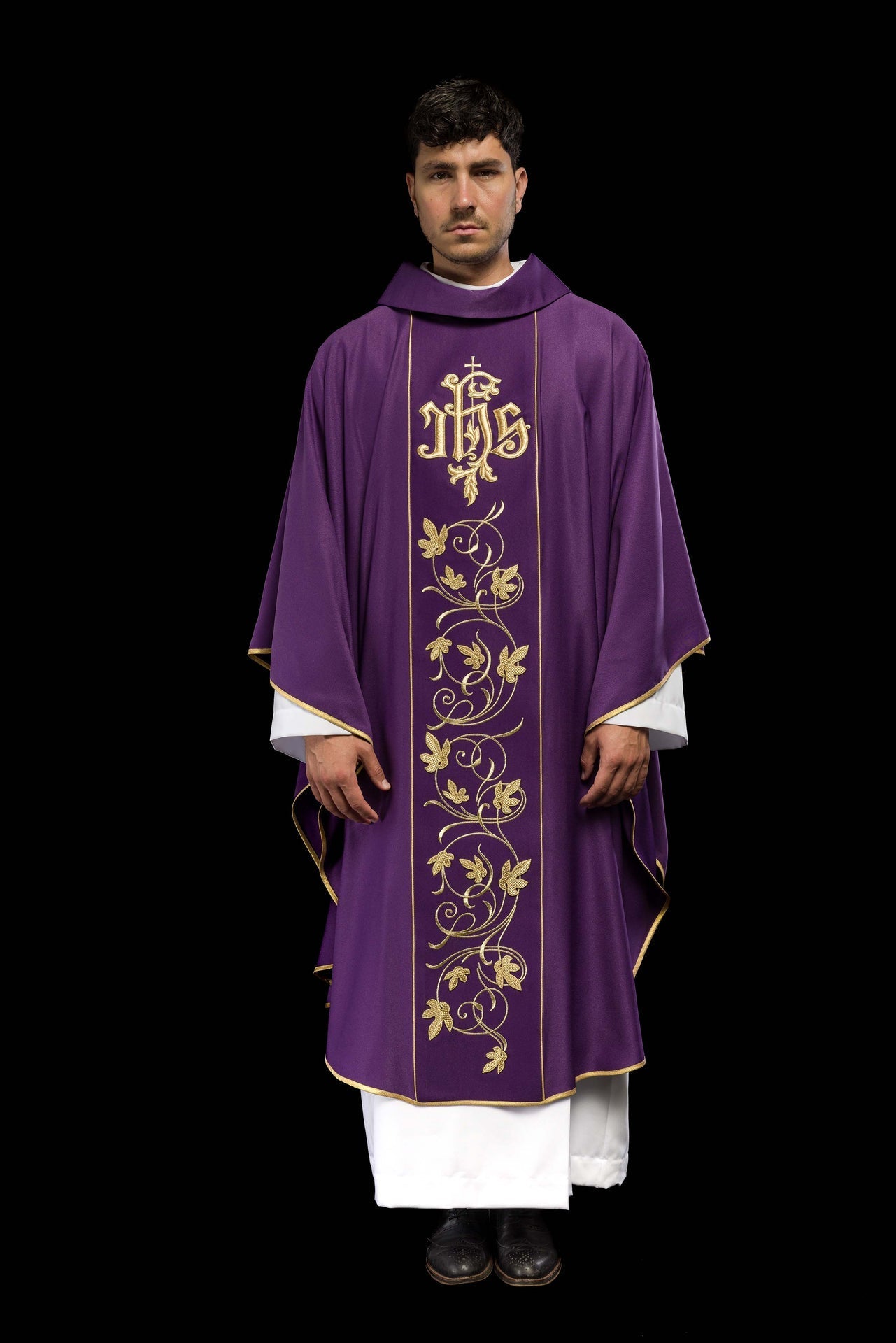 Fioletowy Ornat Liturgiczny IHS z Haftowanym Pasem Florystycznym - SZATYLITURGICZNE.PL