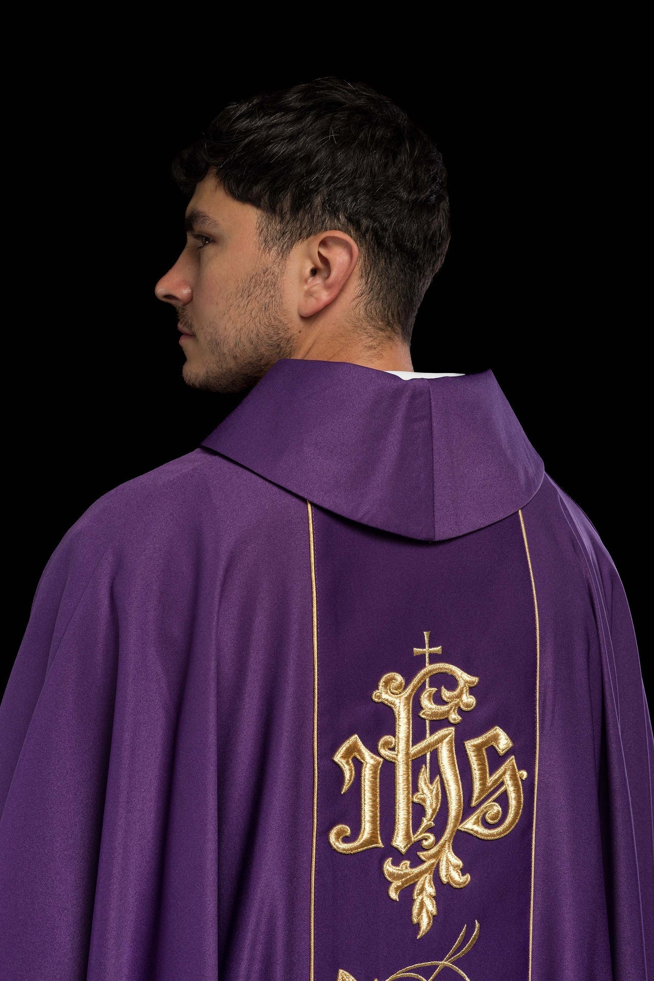 Fioletowy Ornat Liturgiczny IHS z Haftowanym Pasem Florystycznym - SZATYLITURGICZNE.PL