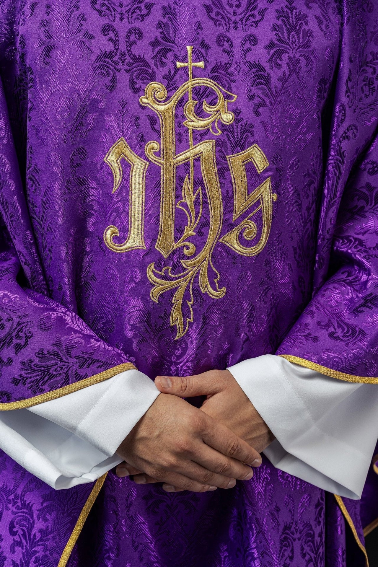 Fioletowy Ornat Liturgiczny IHS - Złoty Haft na Ozdobnej Tkaninie - SZATYLITURGICZNE.PL