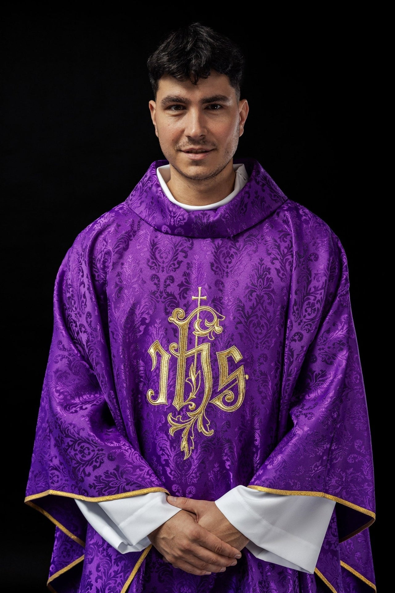 Fioletowy Ornat Liturgiczny IHS - Złoty Haft na Ozdobnej Tkaninie - SZATYLITURGICZNE.PL