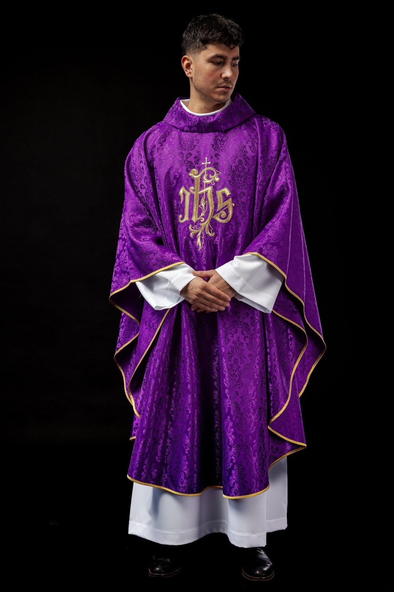 Fioletowy Ornat Liturgiczny IHS - Złoty Haft na Ozdobnej Tkaninie - SZATYLITURGICZNE.PL