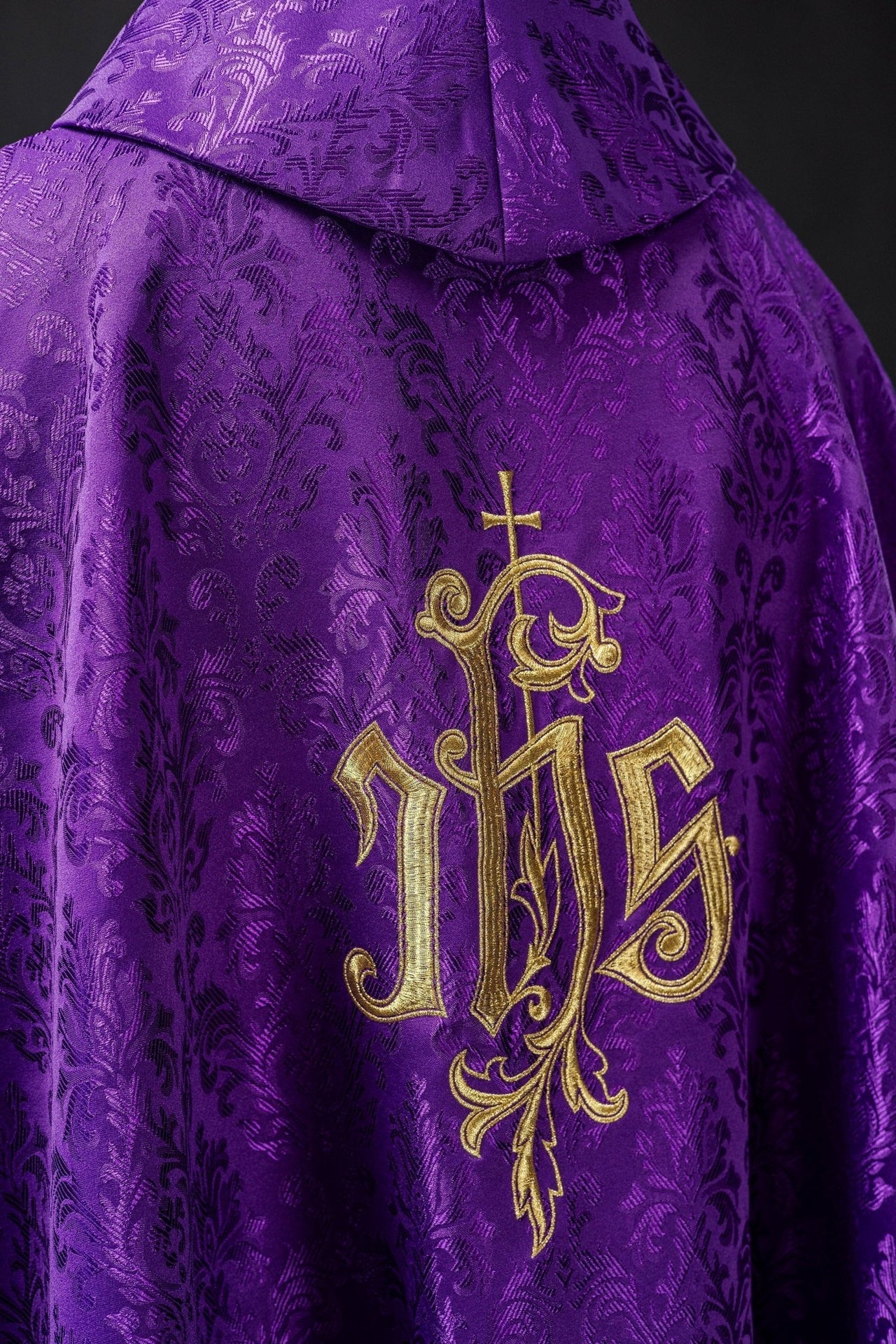 Fioletowy Ornat Liturgiczny IHS - Złoty Haft na Ozdobnej Tkaninie - SZATYLITURGICZNE.PL