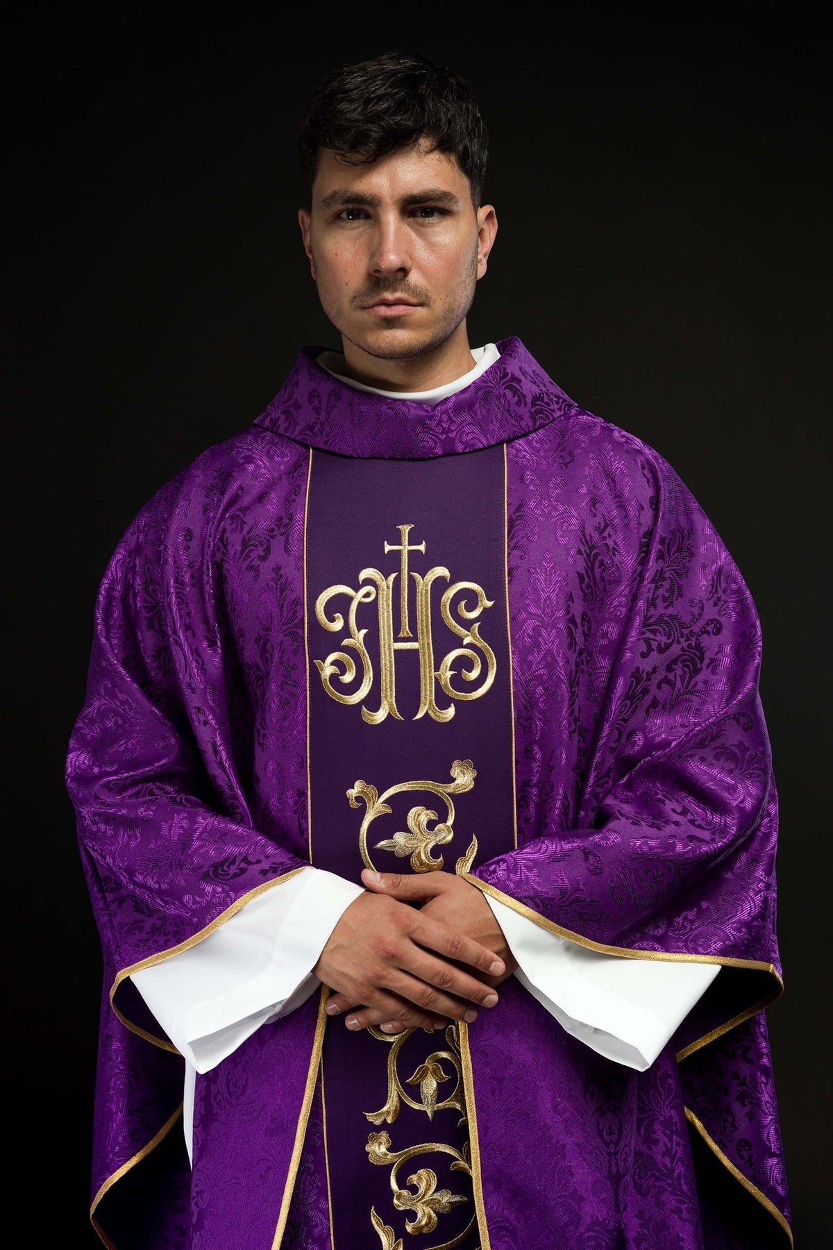 Fioletowy Ornat Liturgiczny IHS - Złoty Haft, Polska Produkcja - SZATYLITURGICZNE.PL