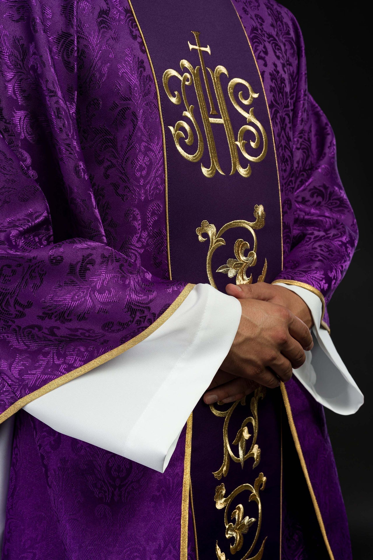 Fioletowy Ornat Liturgiczny IHS - Złoty Haft, Polska Produkcja - SZATYLITURGICZNE.PL