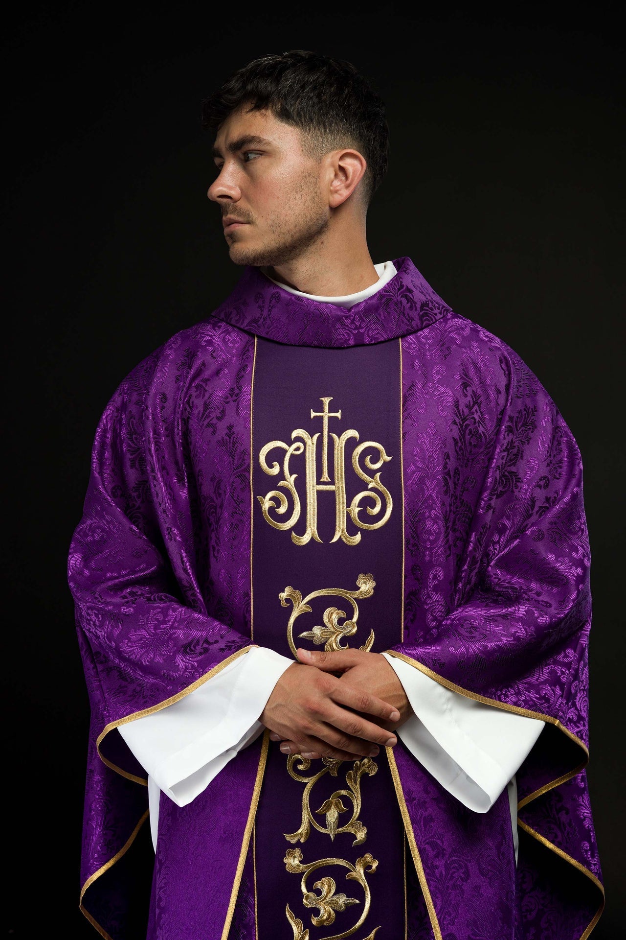 Fioletowy Ornat Liturgiczny IHS - Złoty Haft, Polska Produkcja - SZATYLITURGICZNE.PL