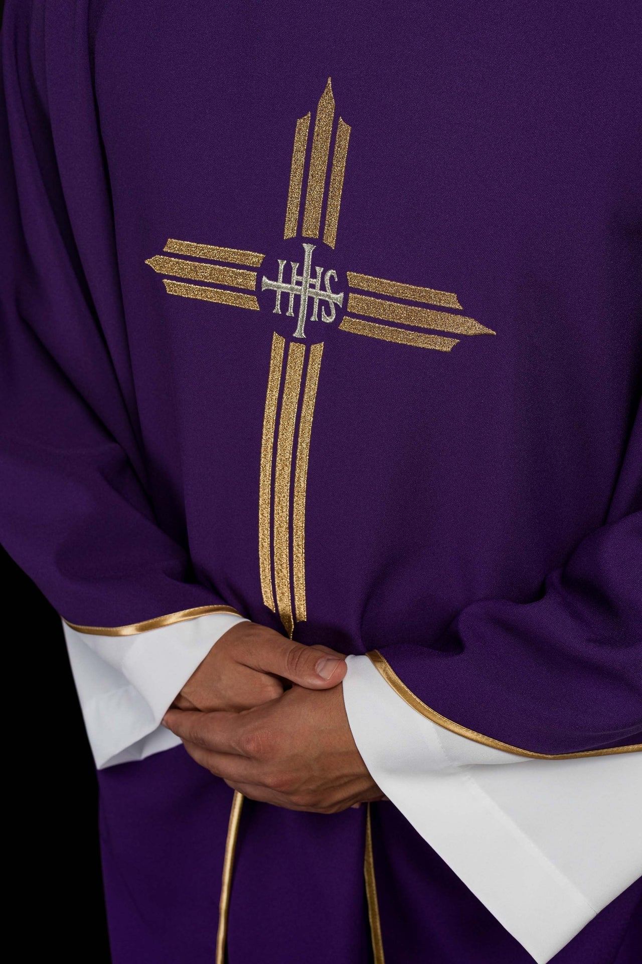 Fioletowy Ornat Liturgiczny IHS - Złoty Krzyż Haftowany - SZATYLITURGICZNE.PL