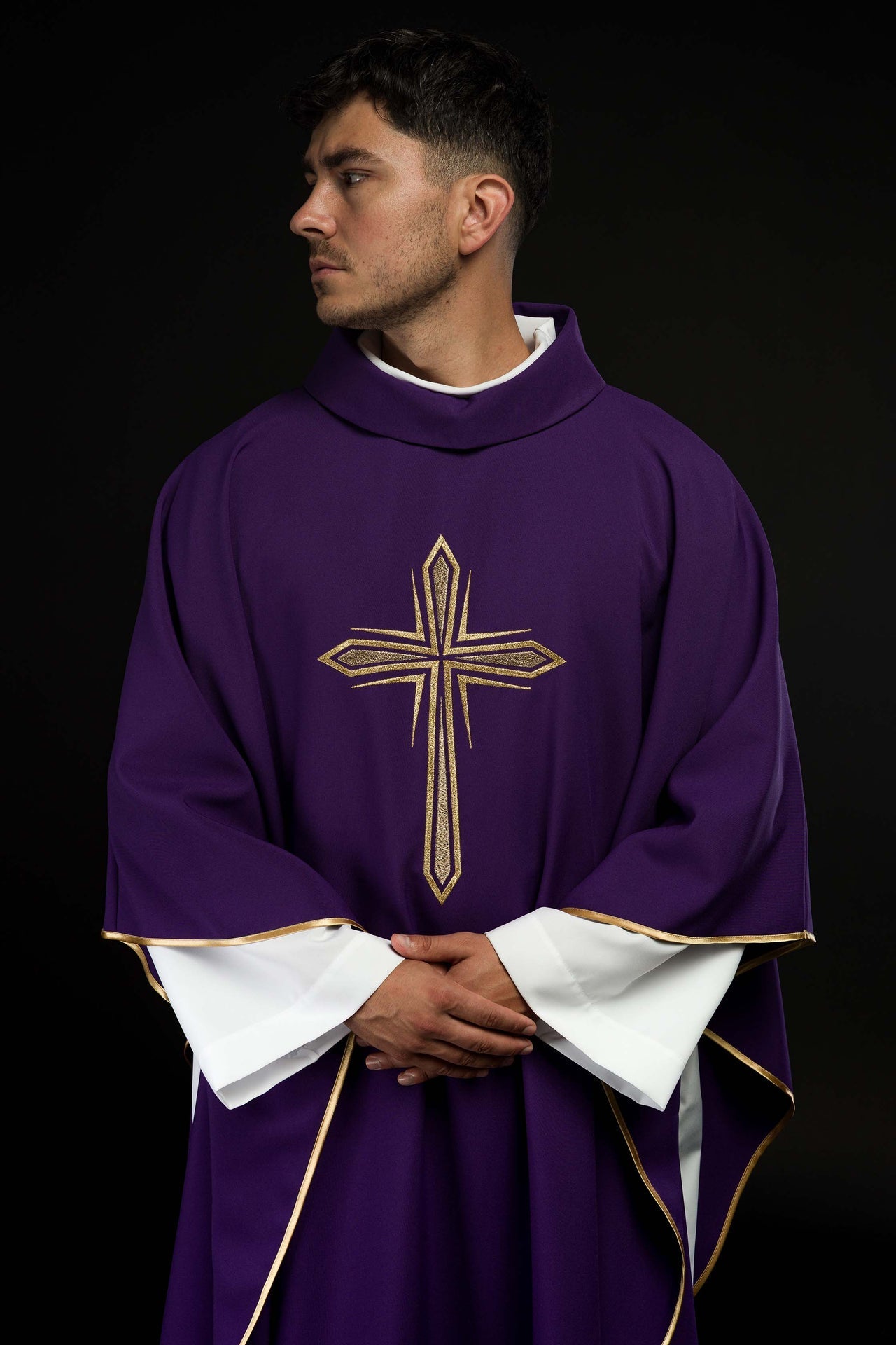Fioletowy Ornat Liturgiczny Krzyż Haftowany Złotem + Stuła - SZATYLITURGICZNE.PL