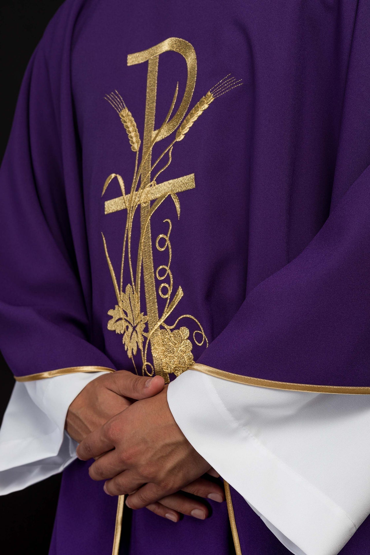 Fioletowy Ornat Liturgiczny PAX Złoty Haft Krzyża - Elanowełna - SZATYLITURGICZNE.PL