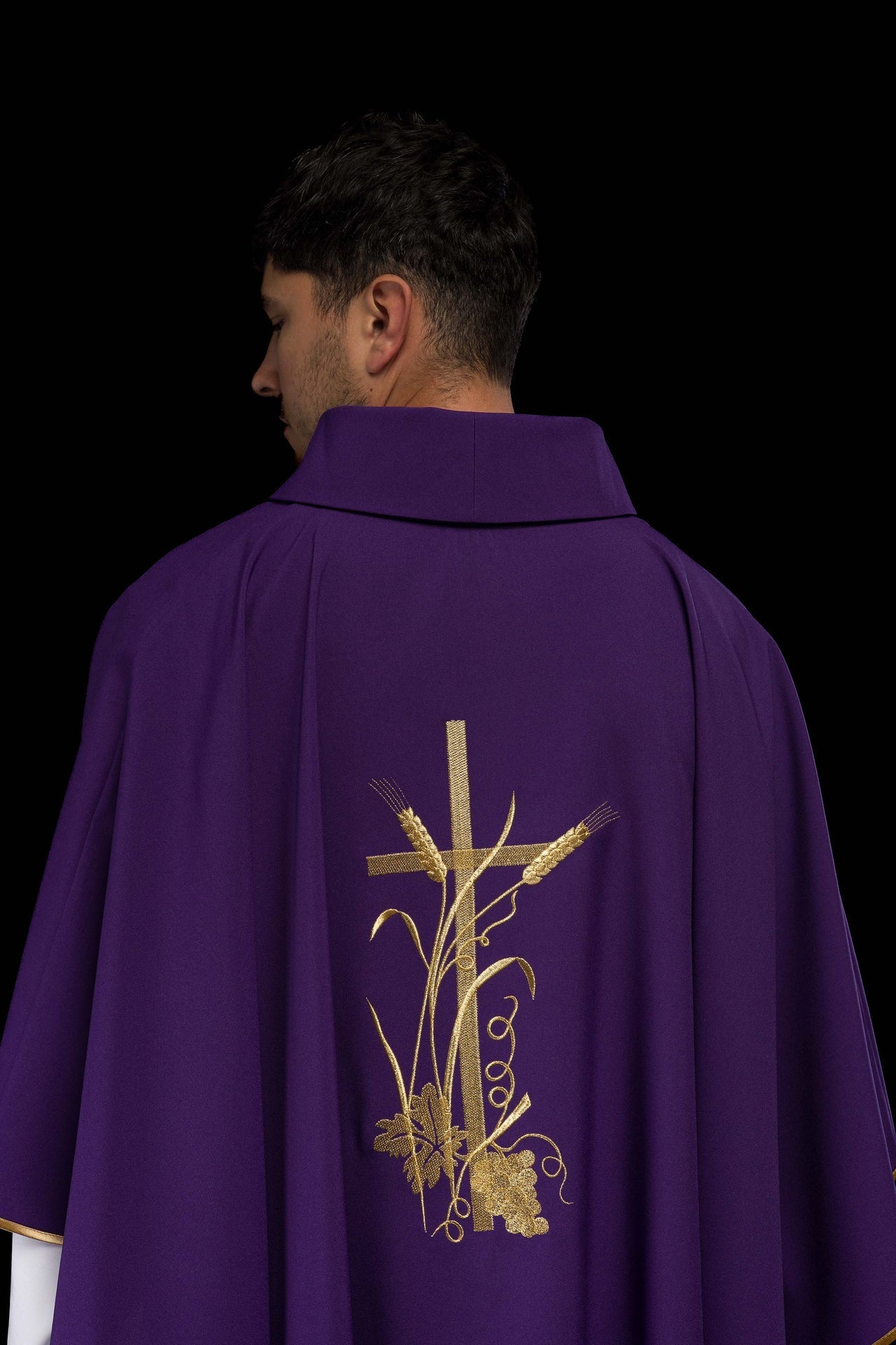 Fioletowy Ornat Liturgiczny PAX Złoty Haft Krzyża - Elanowełna - SZATYLITURGICZNE.PL
