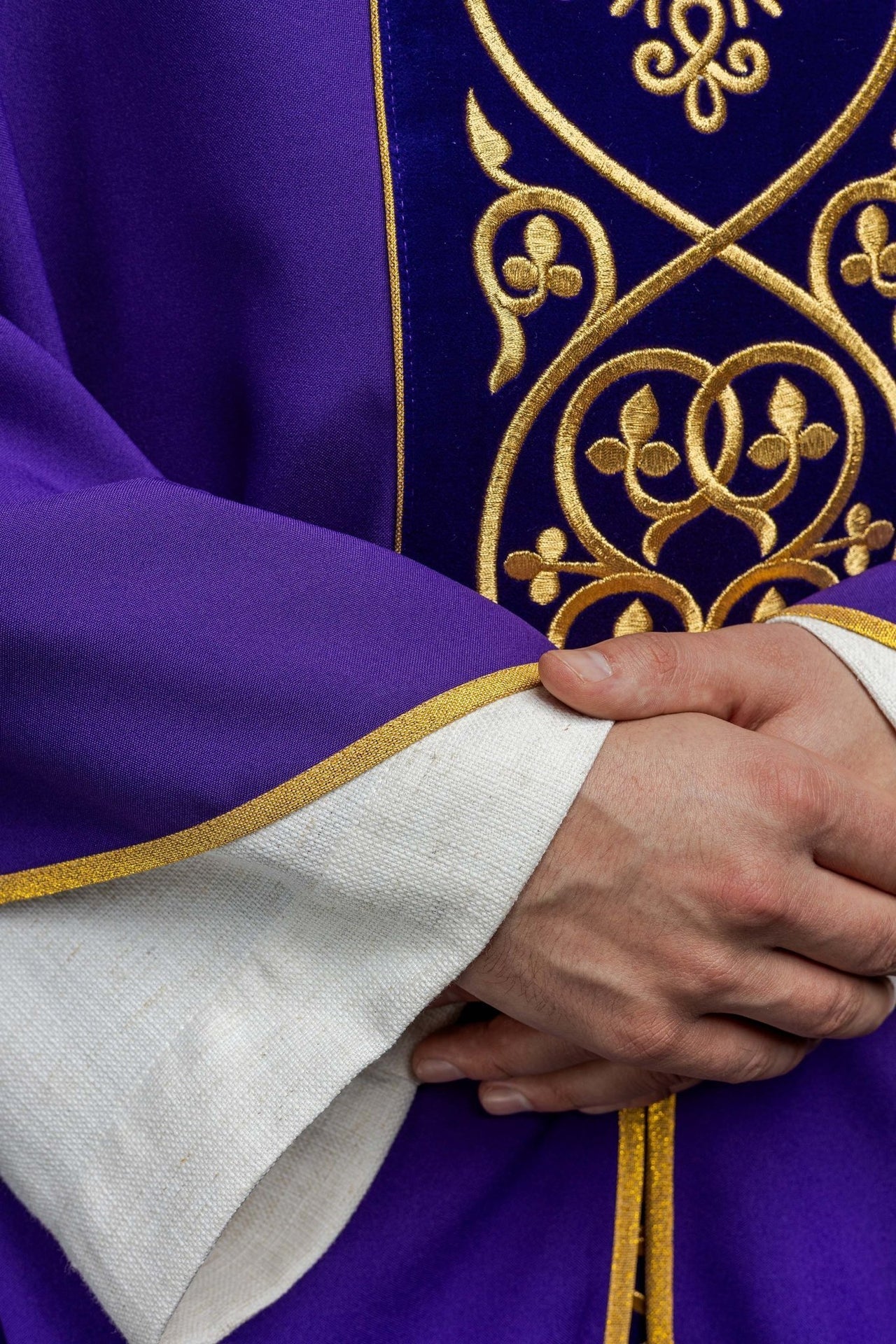 Fioletowy Ornat Liturgiczny z Aksamitnym Haftem - Elegancki Polski Produkt - SZATYLITURGICZNE.PL