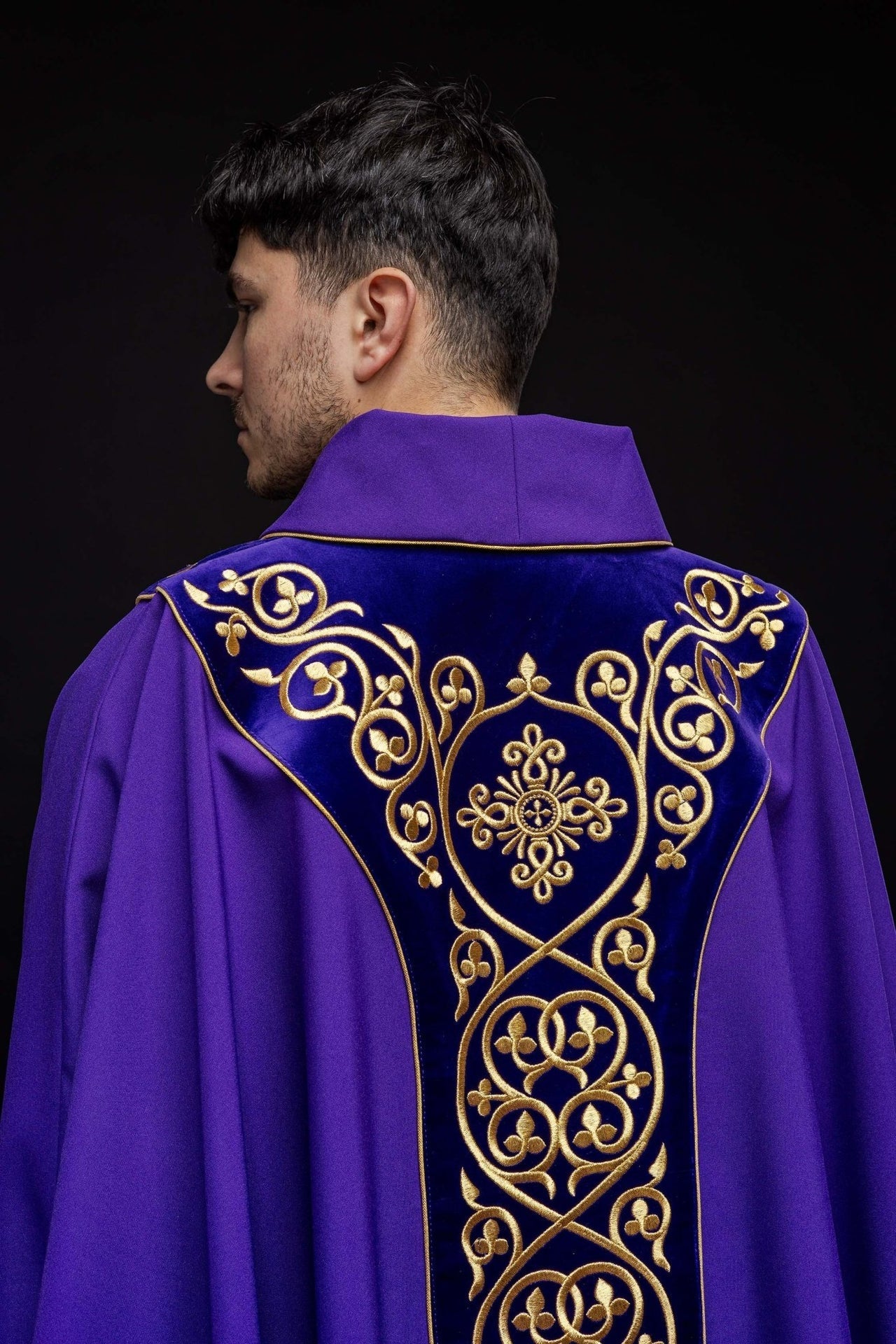 Fioletowy Ornat Liturgiczny z Aksamitnym Haftem - Elegancki Polski Produkt - SZATYLITURGICZNE.PL