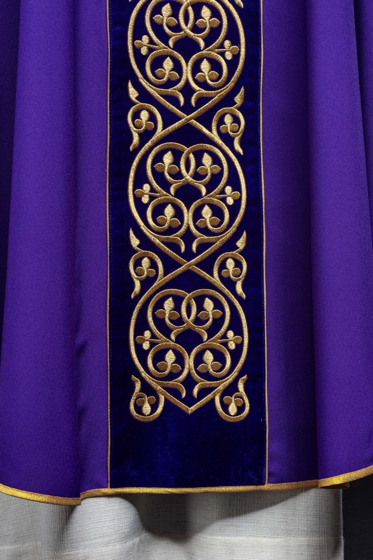 Fioletowy Ornat Liturgiczny z Aksamitnym Haftem - Elegancki Polski Produkt - SZATYLITURGICZNE.PL