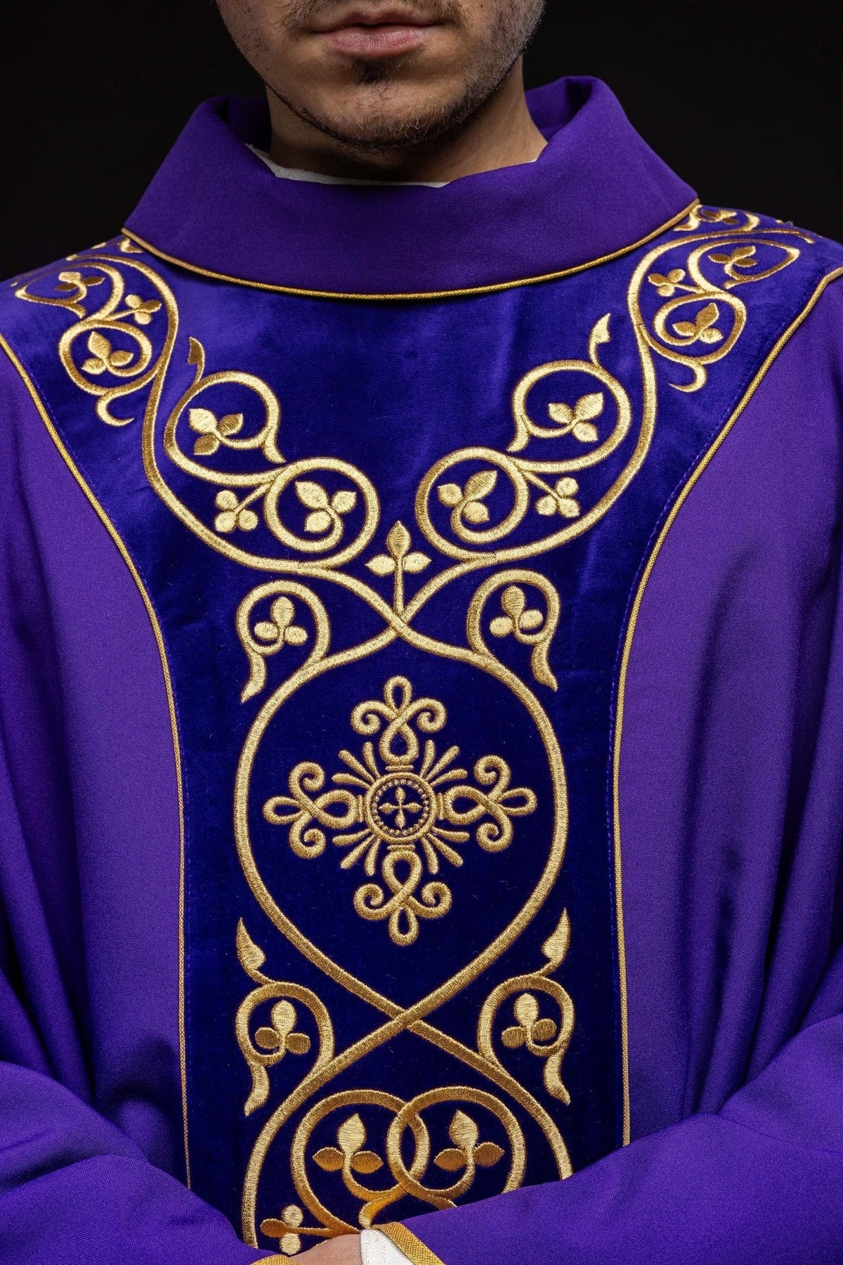 Fioletowy Ornat Liturgiczny z Aksamitnym Haftem - Elegancki Polski Produkt - SZATYLITURGICZNE.PL
