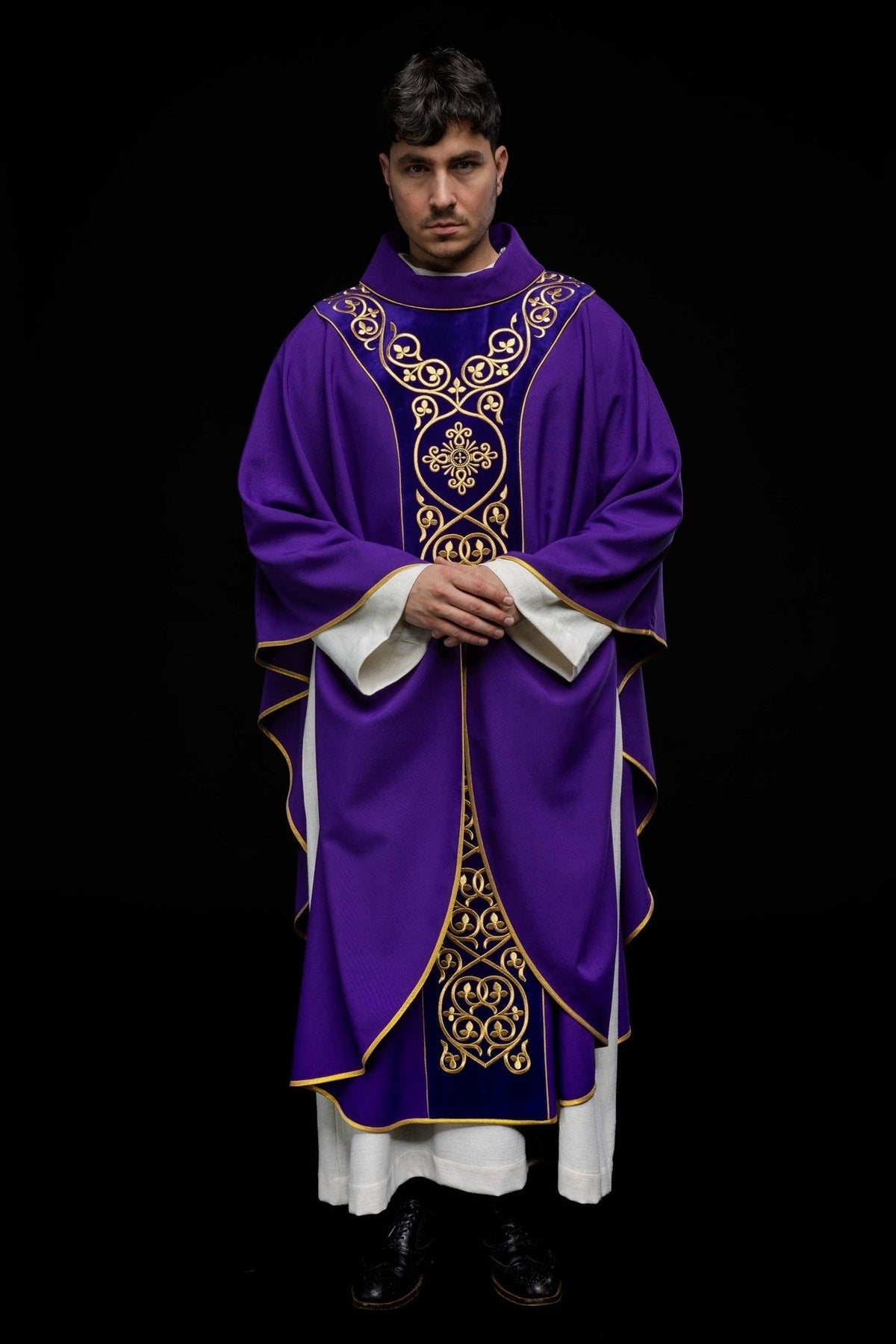 Fioletowy Ornat Liturgiczny z Aksamitnym Haftem - Elegancki Polski Produkt - SZATYLITURGICZNE.PL