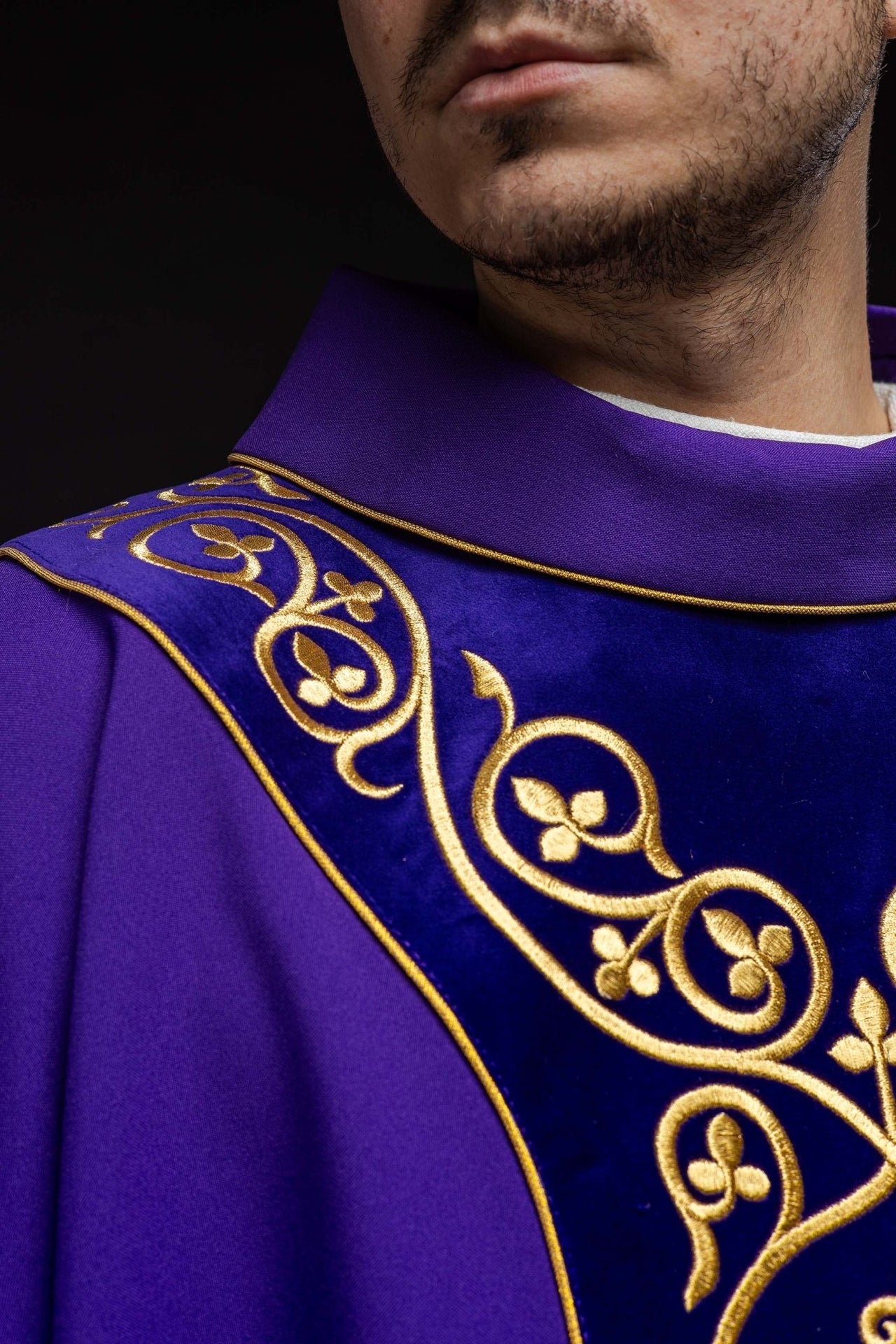 Fioletowy Ornat Liturgiczny z Aksamitnym Haftem - Elegancki Polski Produkt - SZATYLITURGICZNE.PL