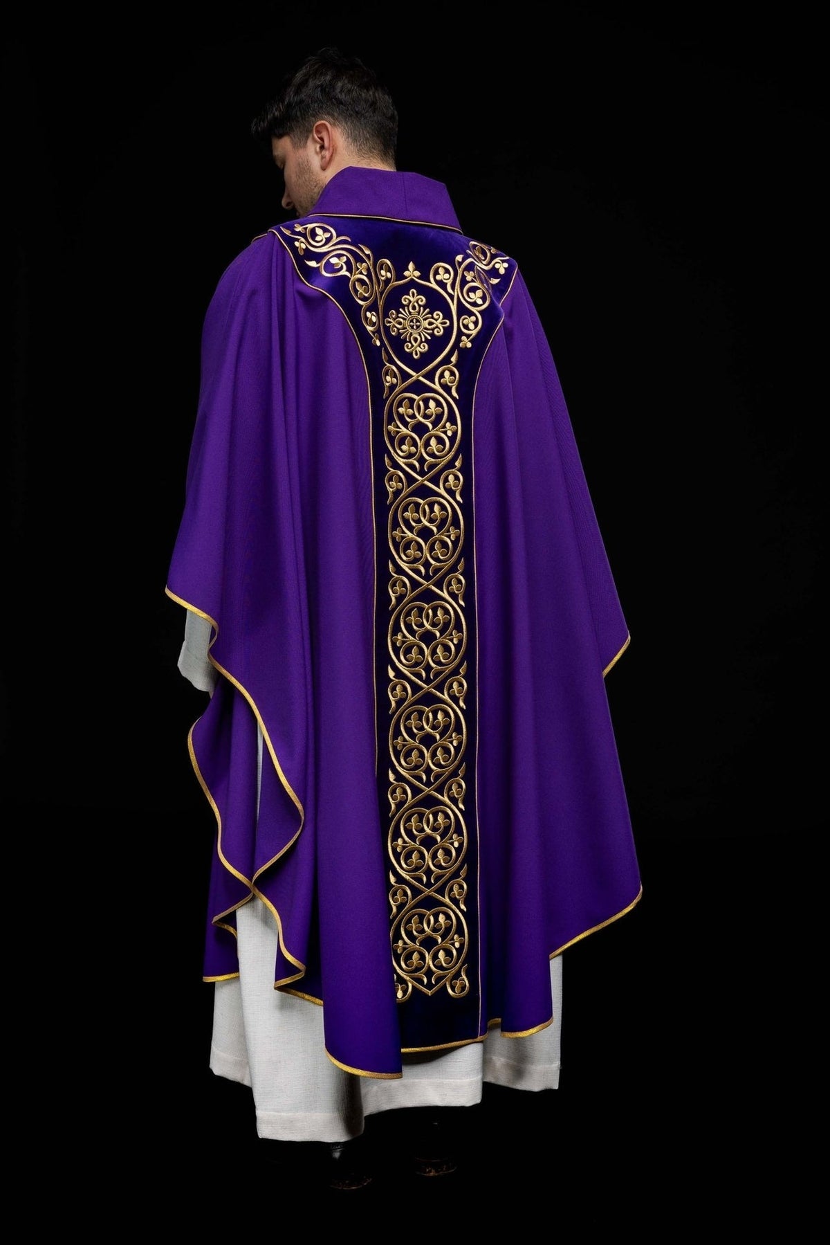 Fioletowy Ornat Liturgiczny z Aksamitnym Haftem - Elegancki Polski Produkt - SZATYLITURGICZNE.PL