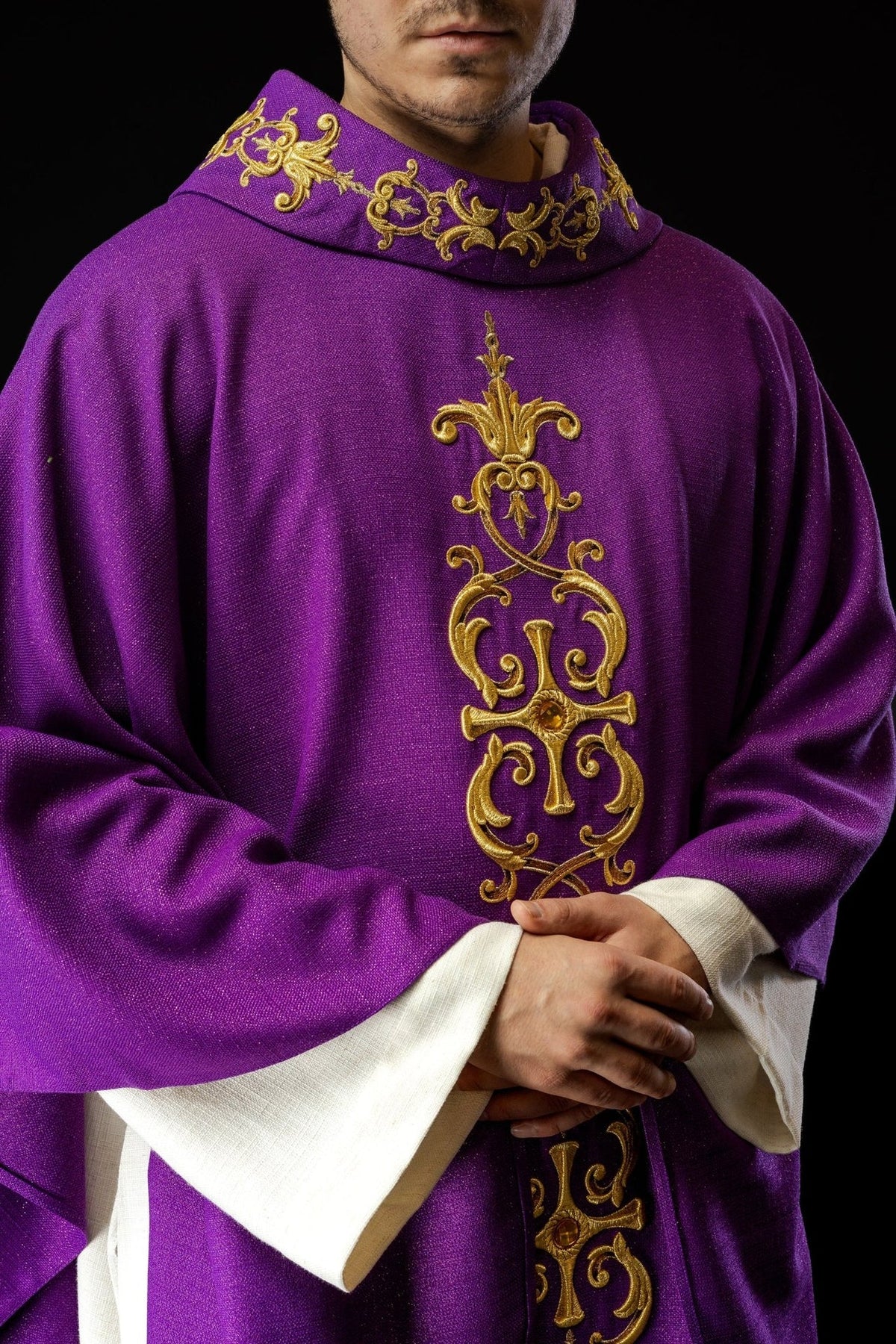 Fioletowy Ornat Liturgiczny z Haftem i Kamieniami - Polski Produkt - SZATYLITURGICZNE.PL