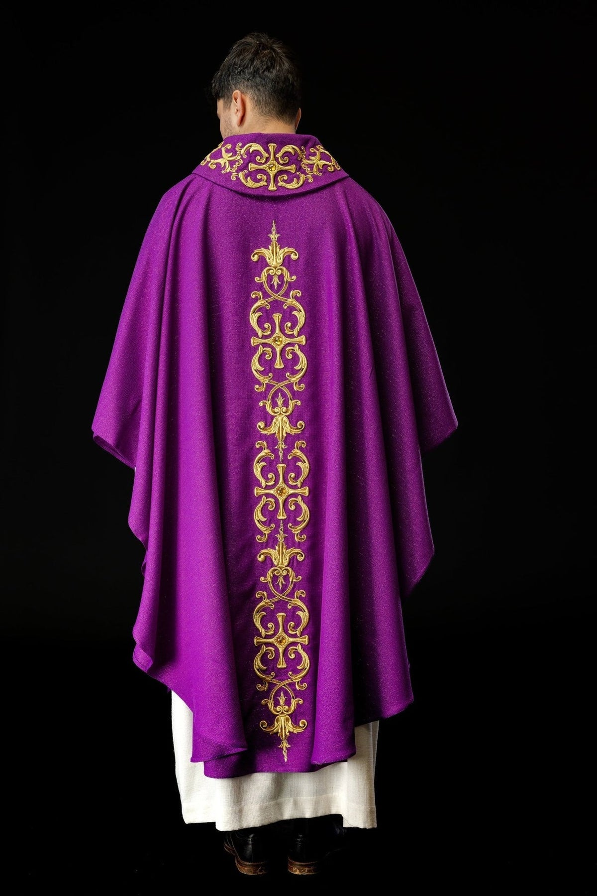 Fioletowy Ornat Liturgiczny z Haftem i Kamieniami - Polski Produkt - SZATYLITURGICZNE.PL
