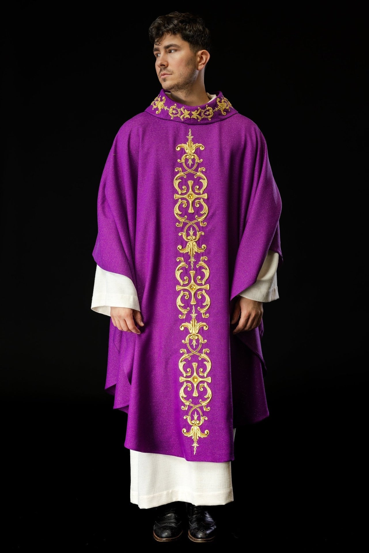 Fioletowy Ornat Liturgiczny z Haftem i Kamieniami - Polski Produkt - SZATYLITURGICZNE.PL