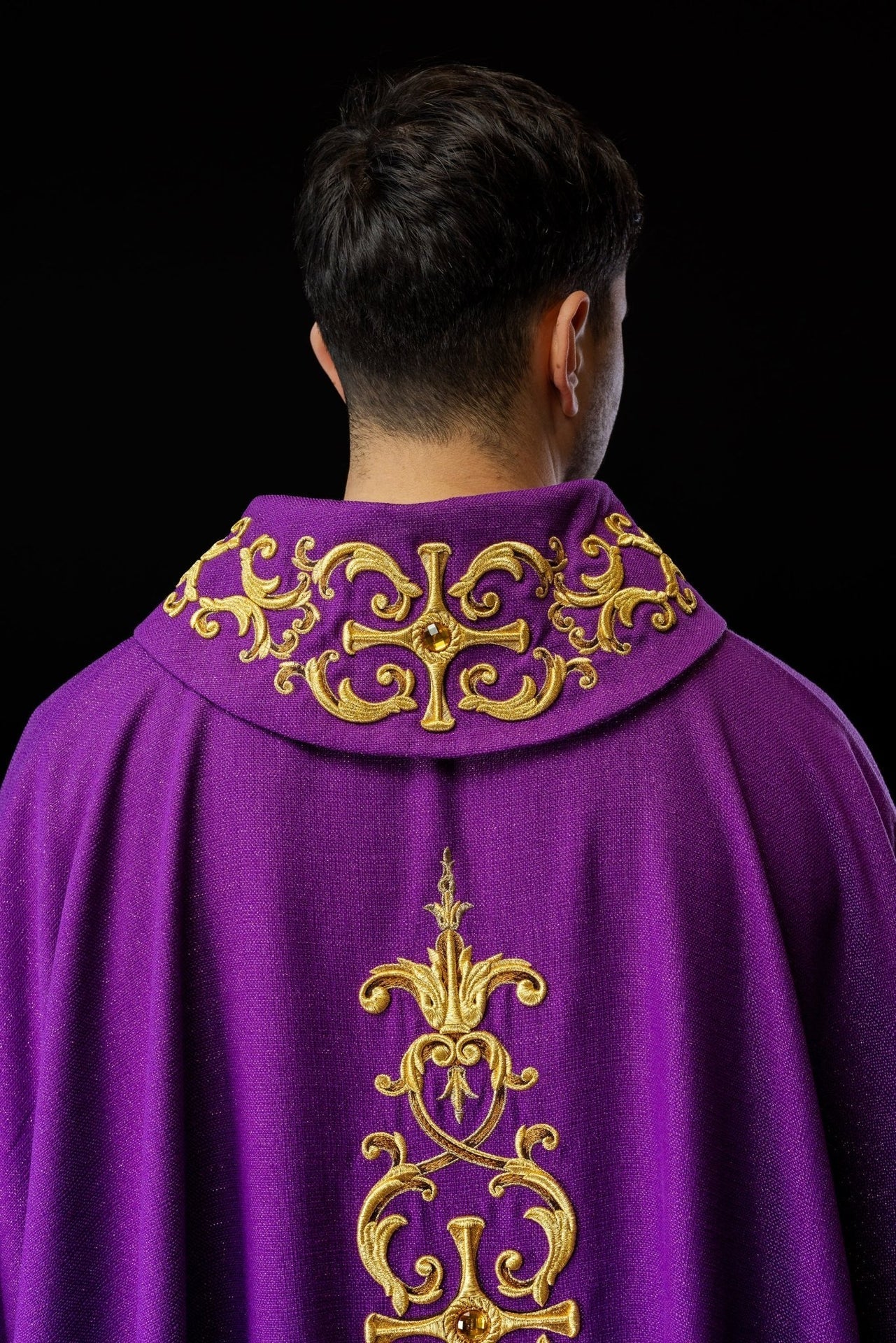 Fioletowy Ornat Liturgiczny z Haftem i Kamieniami - Polski Produkt - SZATYLITURGICZNE.PL