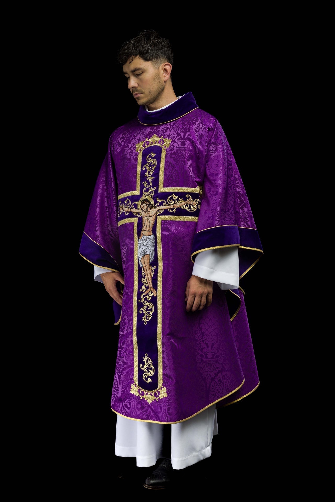 Fioletowy Ornat Liturgiczny z Haftem Jezusa Chrystusa - Polski Produkt - SZATYLITURGICZNE.PL