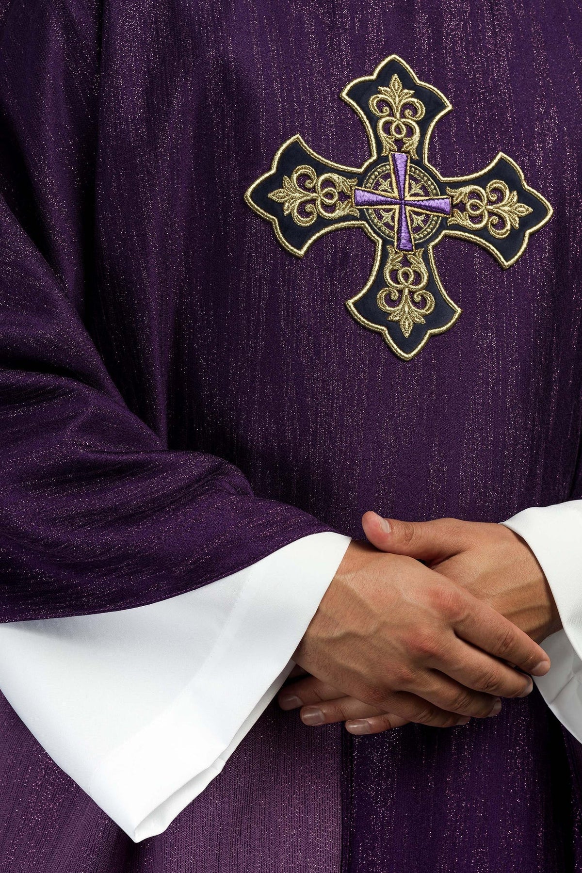 Fioletowy Ornat Liturgiczny z Haftem Krzyża - Polska Produkcja - SZATYLITURGICZNE.PL