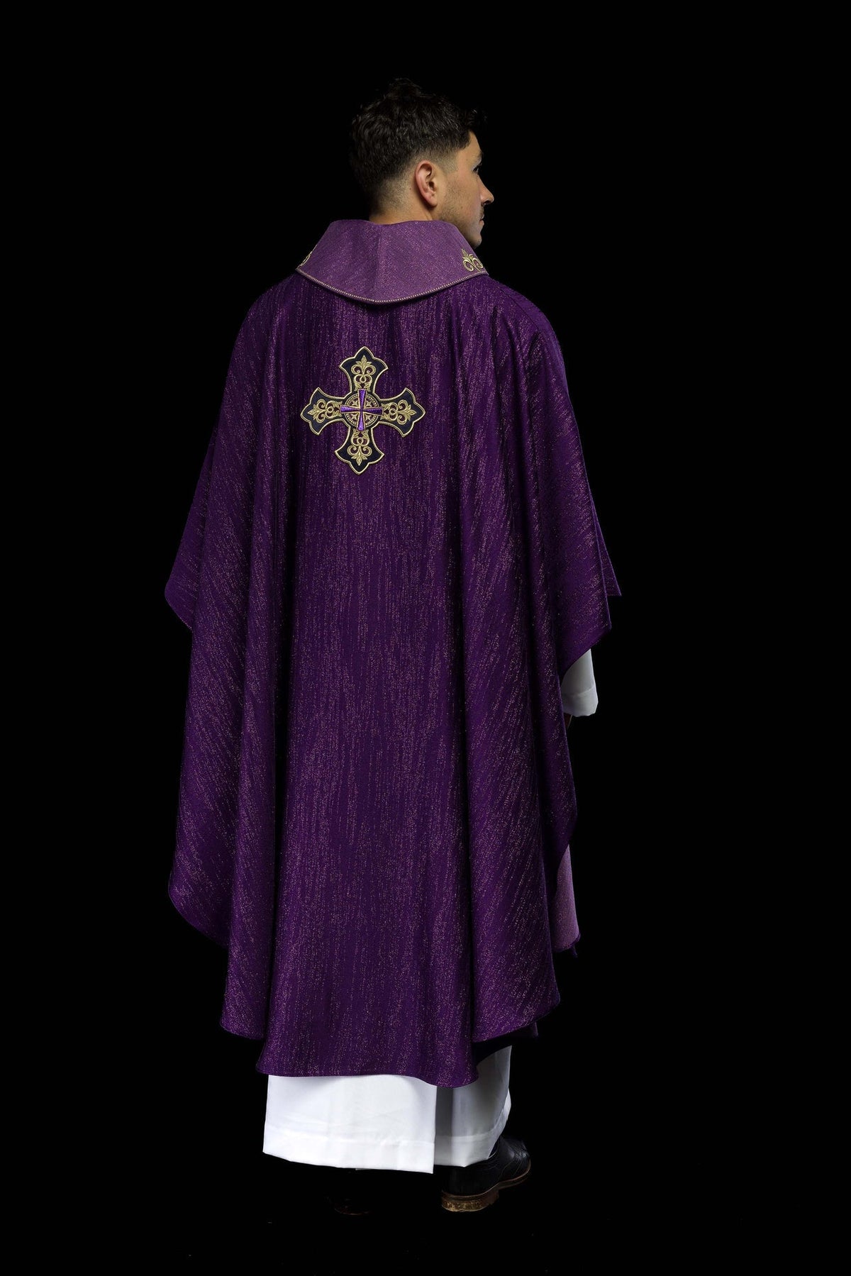Fioletowy Ornat Liturgiczny z Haftem Krzyża - Polska Produkcja - SZATYLITURGICZNE.PL