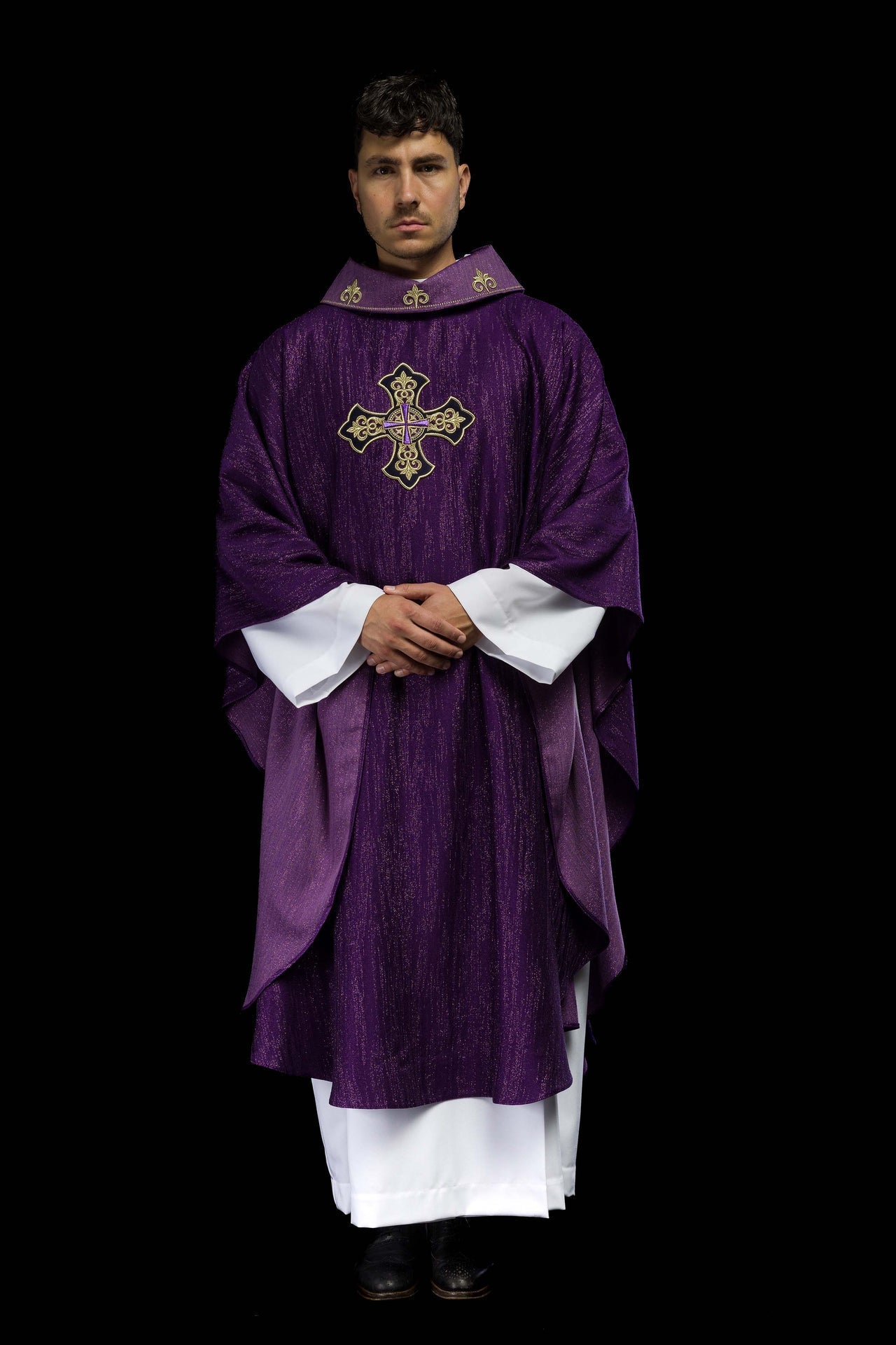 Fioletowy Ornat Liturgiczny z Haftem Krzyża - Polska Produkcja - SZATYLITURGICZNE.PL