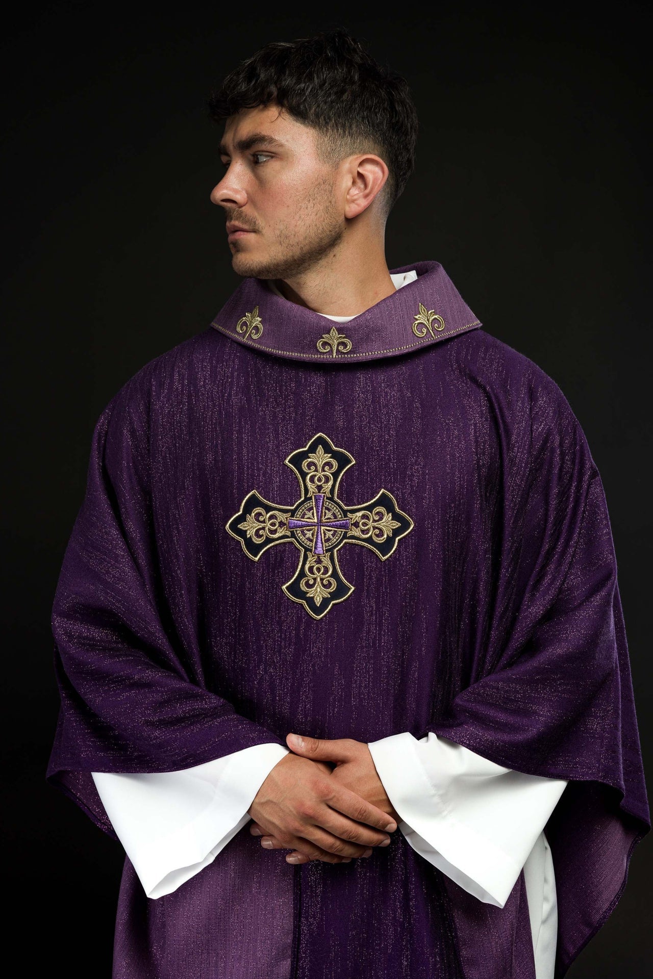 Fioletowy Ornat Liturgiczny z Haftem Krzyża - Polska Produkcja - SZATYLITURGICZNE.PL