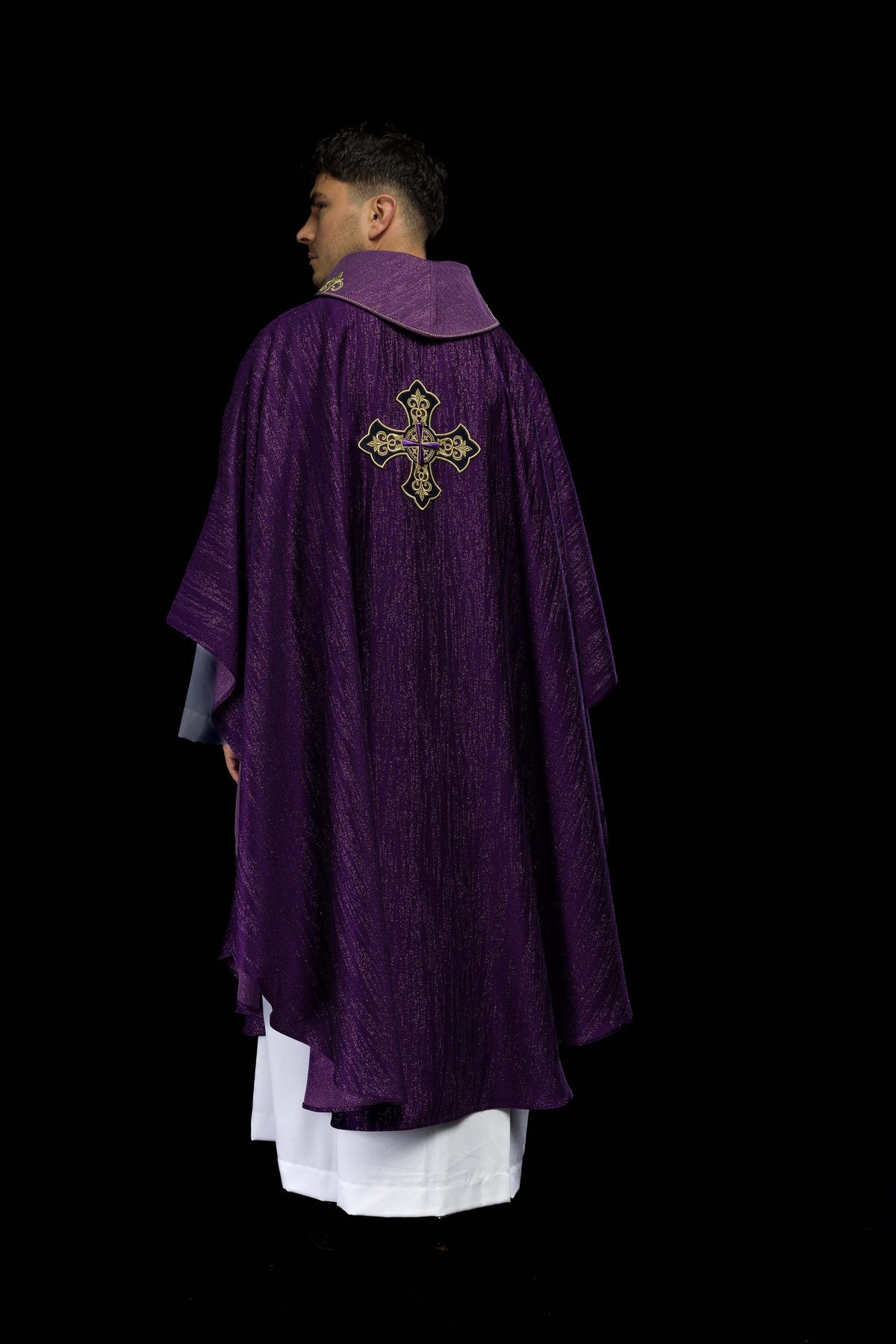 Fioletowy Ornat Liturgiczny z Haftem Krzyża - Polska Produkcja - SZATYLITURGICZNE.PL