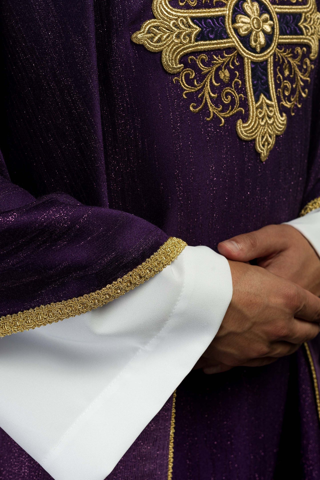 Fioletowy Ornat Liturgiczny z Haftowanym Krzyżem - Polska Produkcja - SZATYLITURGICZNE.PL