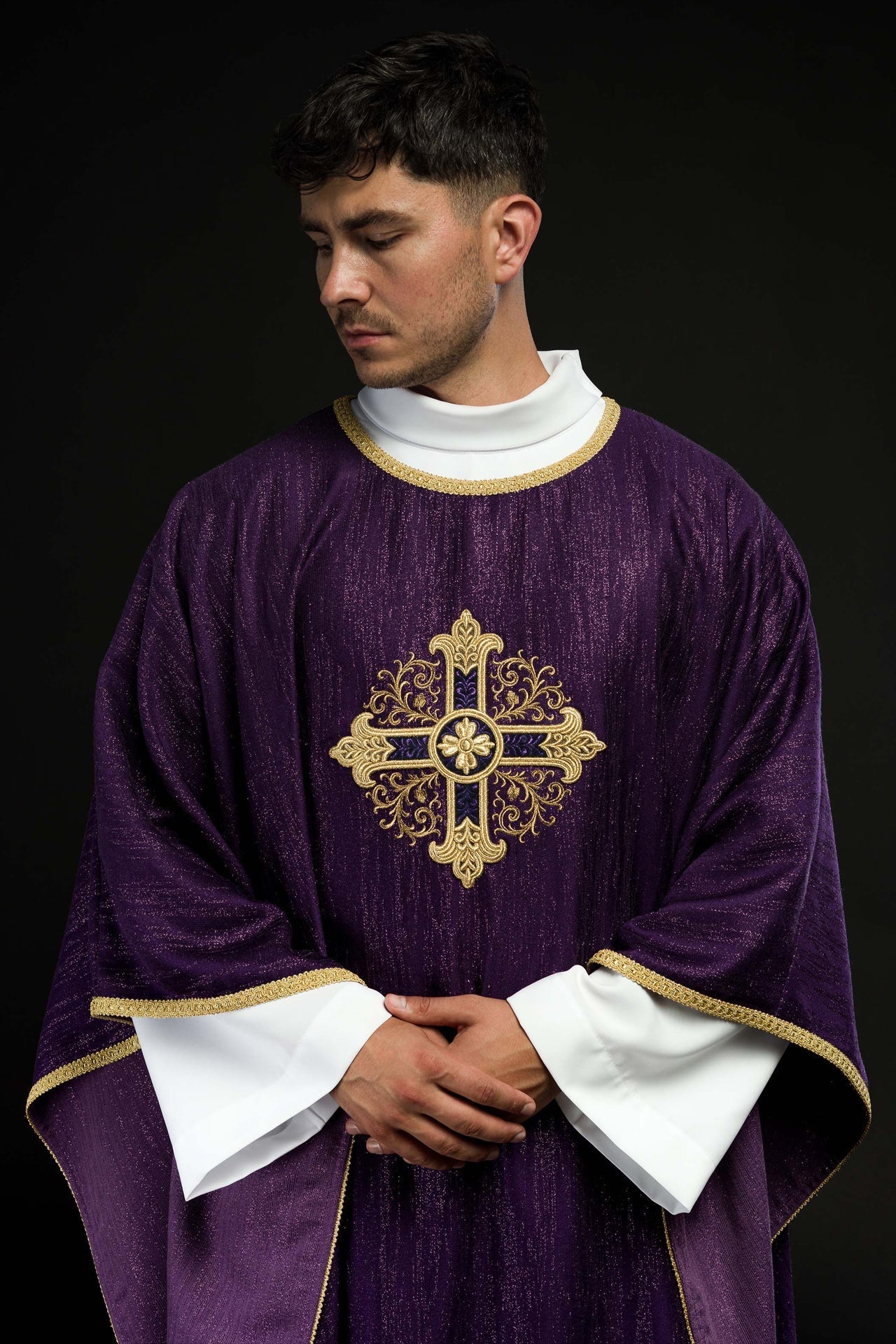 Fioletowy Ornat Liturgiczny z Haftowanym Krzyżem - Polska Produkcja - SZATYLITURGICZNE.PL