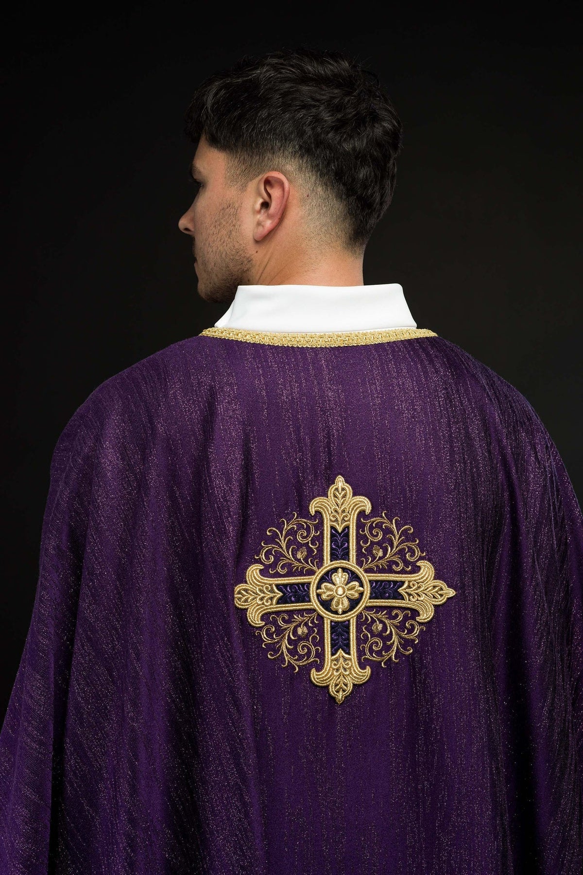 Fioletowy Ornat Liturgiczny z Haftowanym Krzyżem - Polska Produkcja - SZATYLITURGICZNE.PL
