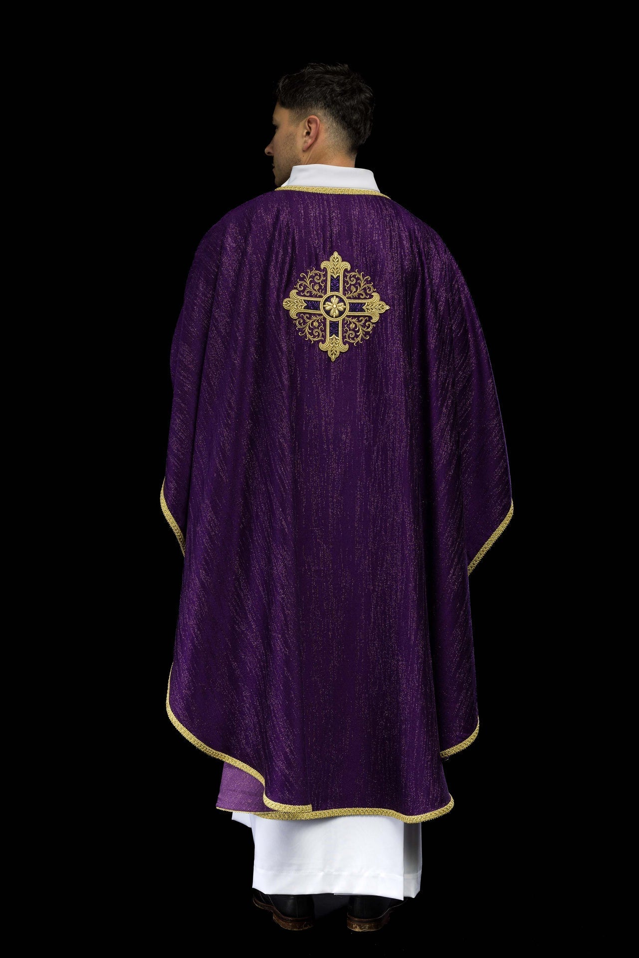 Fioletowy Ornat Liturgiczny z Haftowanym Krzyżem - Polska Produkcja - SZATYLITURGICZNE.PL