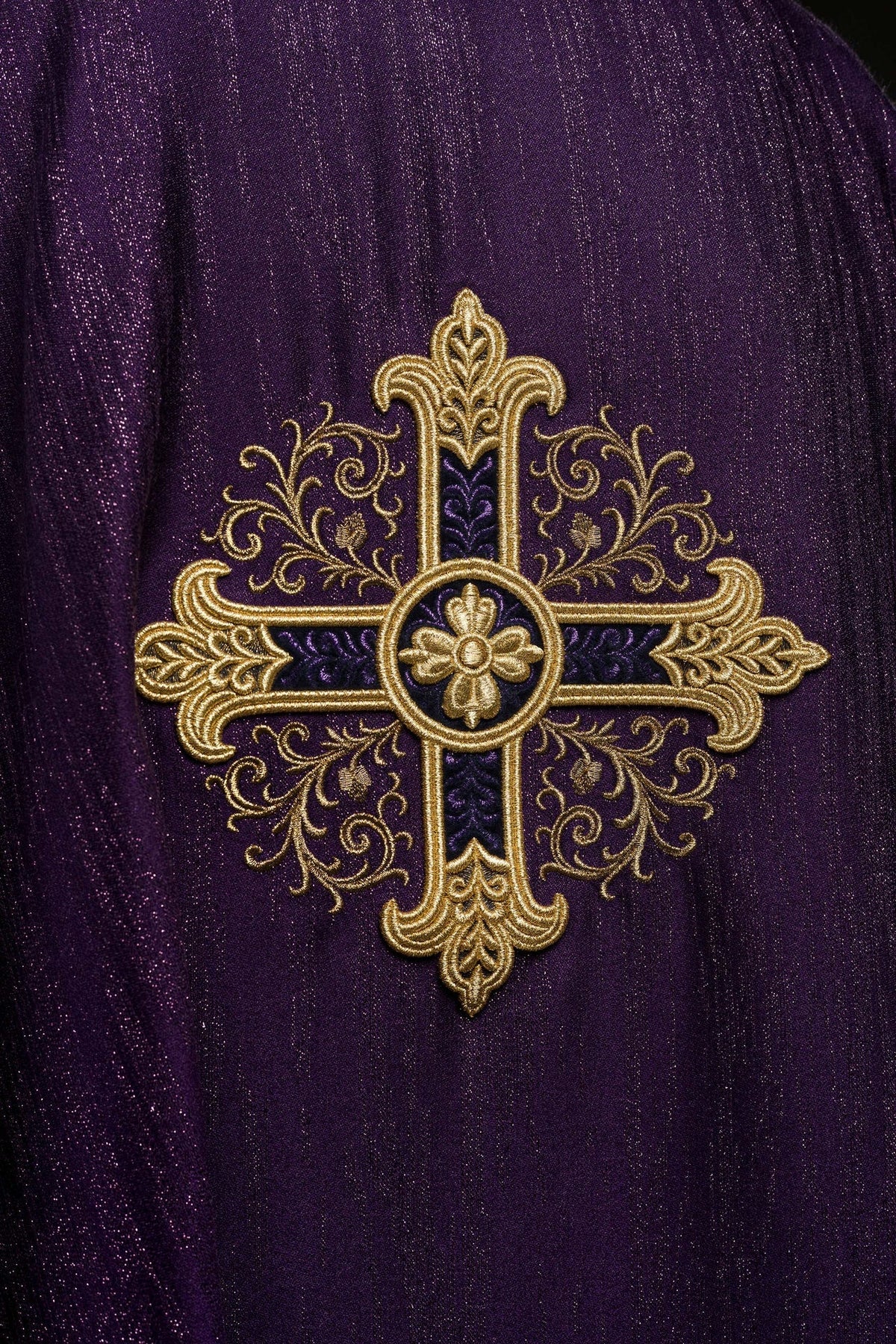 Fioletowy Ornat Liturgiczny z Haftowanym Krzyżem - Polska Produkcja - SZATYLITURGICZNE.PL