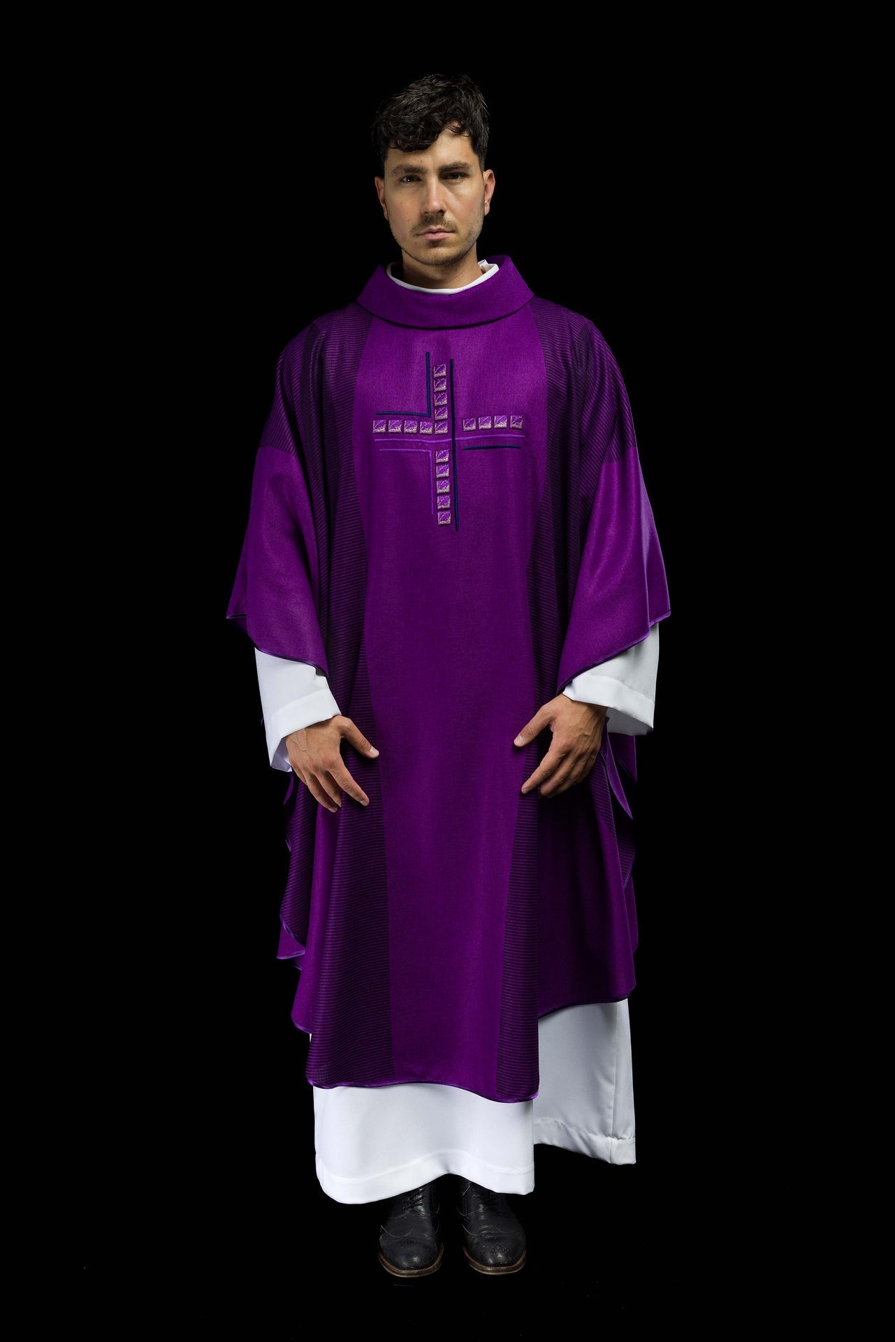 Fioletowy Ornat Liturgiczny z Haftowanym Krzyżem - Polski Producent - SZATYLITURGICZNE.PL