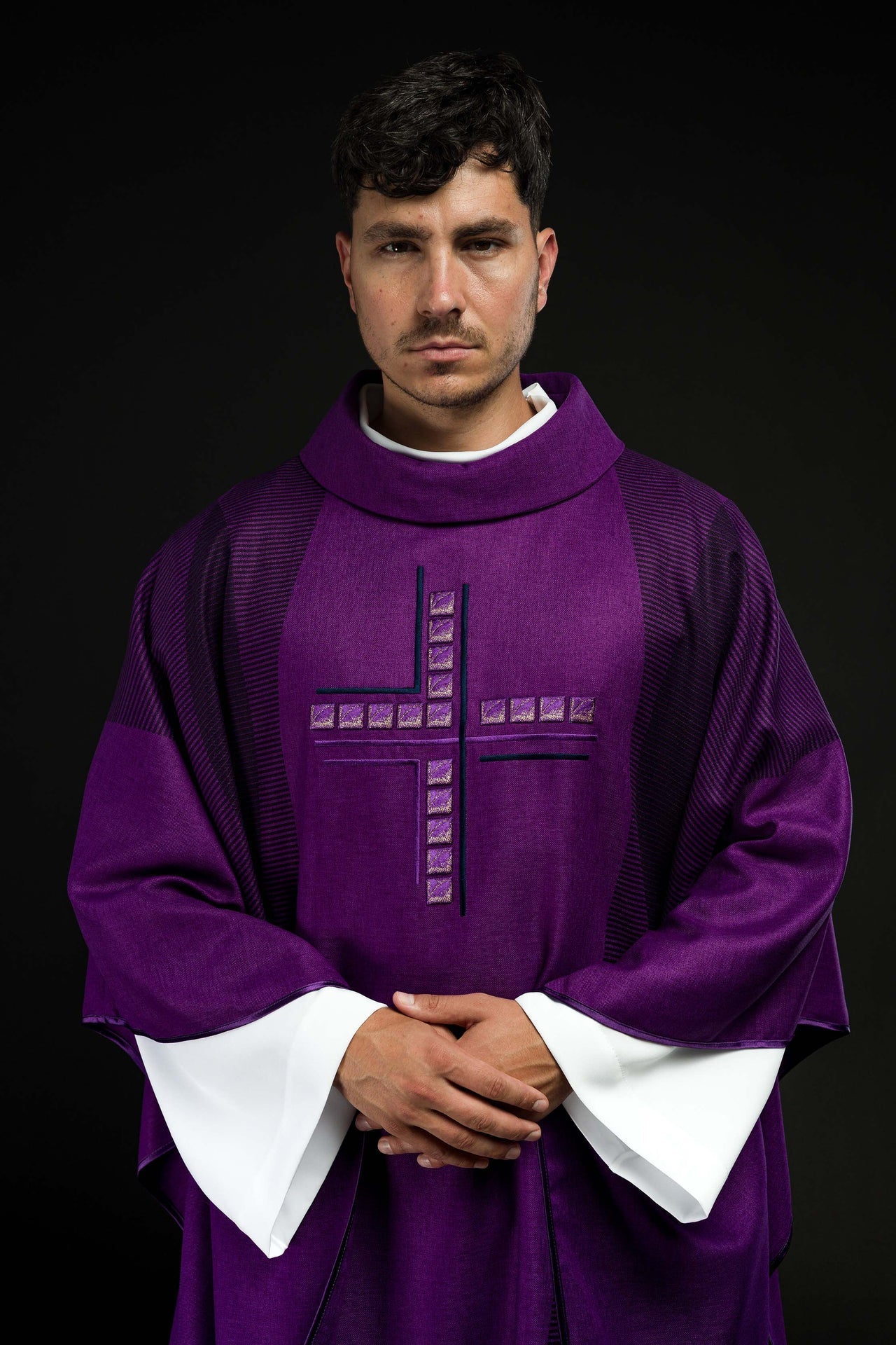 Fioletowy Ornat Liturgiczny z Haftowanym Krzyżem - Polski Producent - SZATYLITURGICZNE.PL