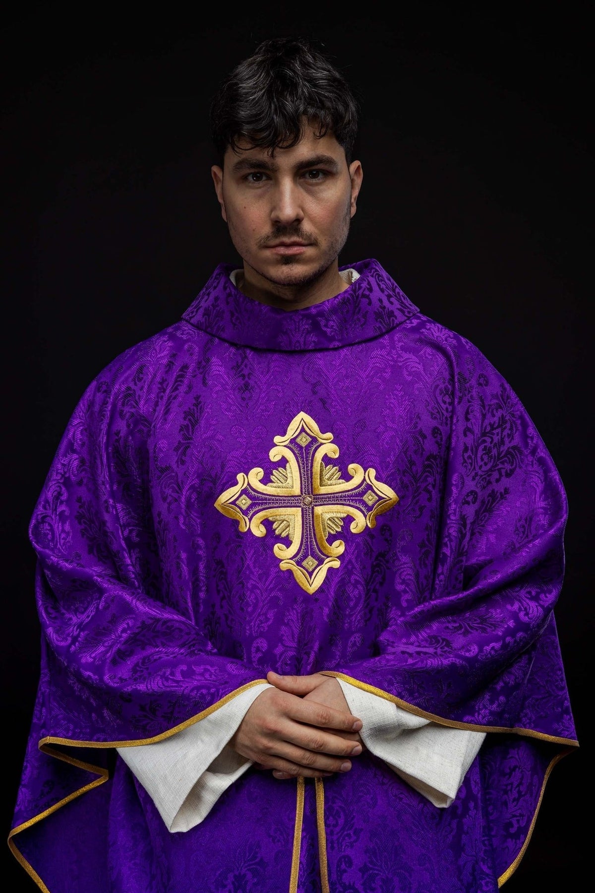 Fioletowy Ornat Liturgiczny z Krzyżem - Polska Produkcja - SZATYLITURGICZNE.PL
