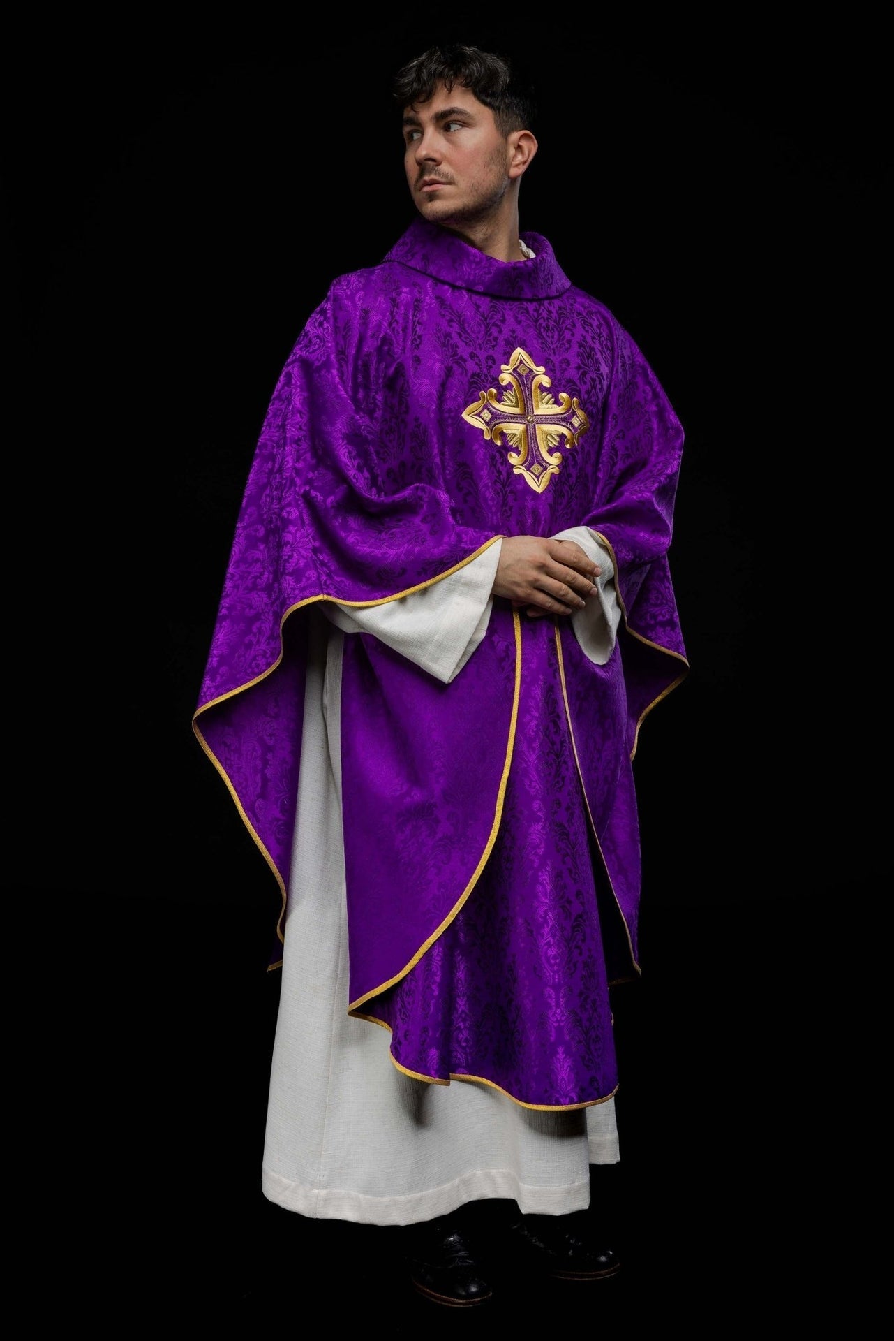 Fioletowy Ornat Liturgiczny z Krzyżem - Polska Produkcja - SZATYLITURGICZNE.PL