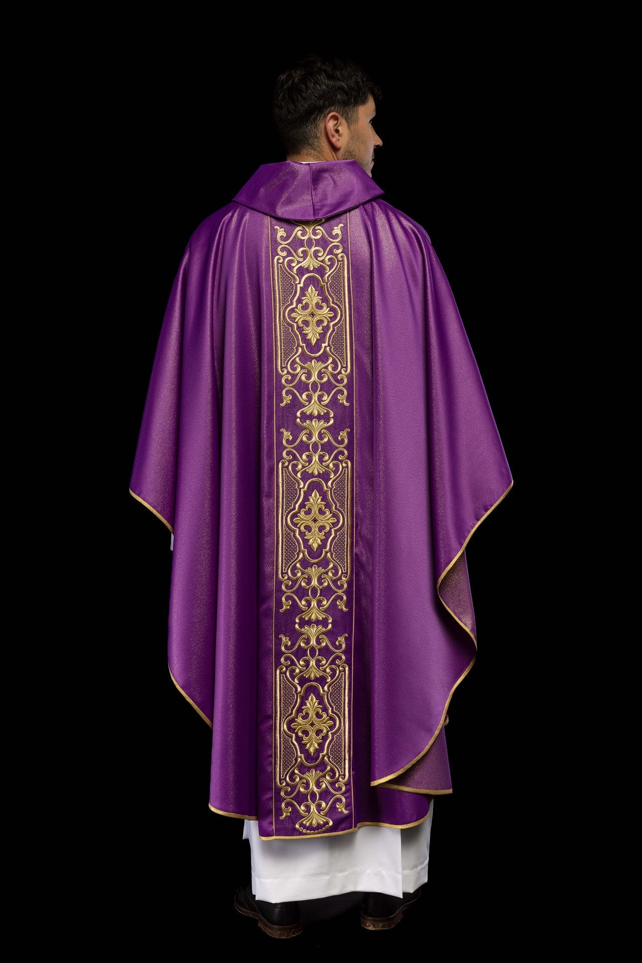 Fioletowy Ornat Liturgiczny z Złotym Haftem Eucharystycznym - SZATYLITURGICZNE.PL