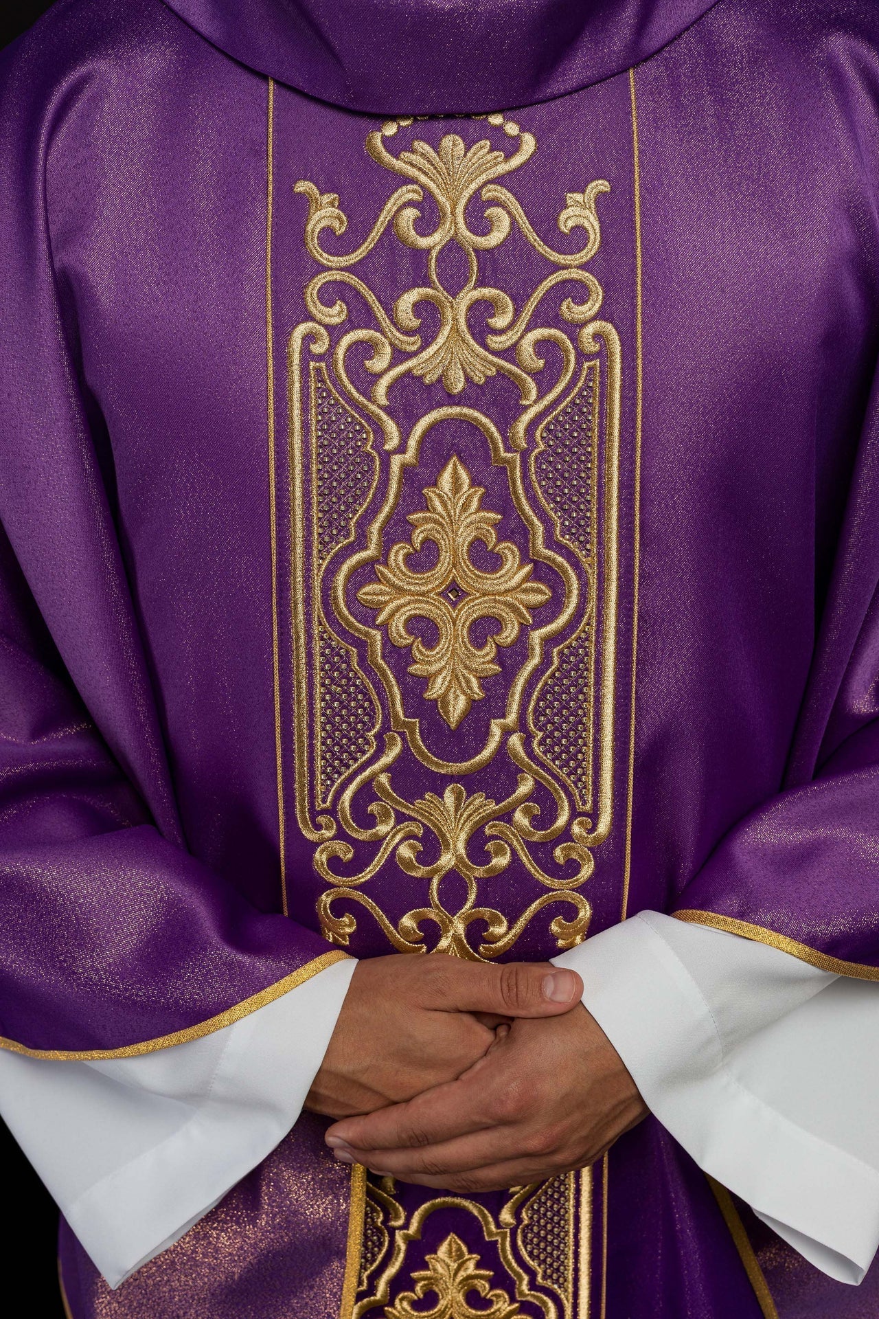 Fioletowy Ornat Liturgiczny z Złotym Haftem Eucharystycznym - SZATYLITURGICZNE.PL
