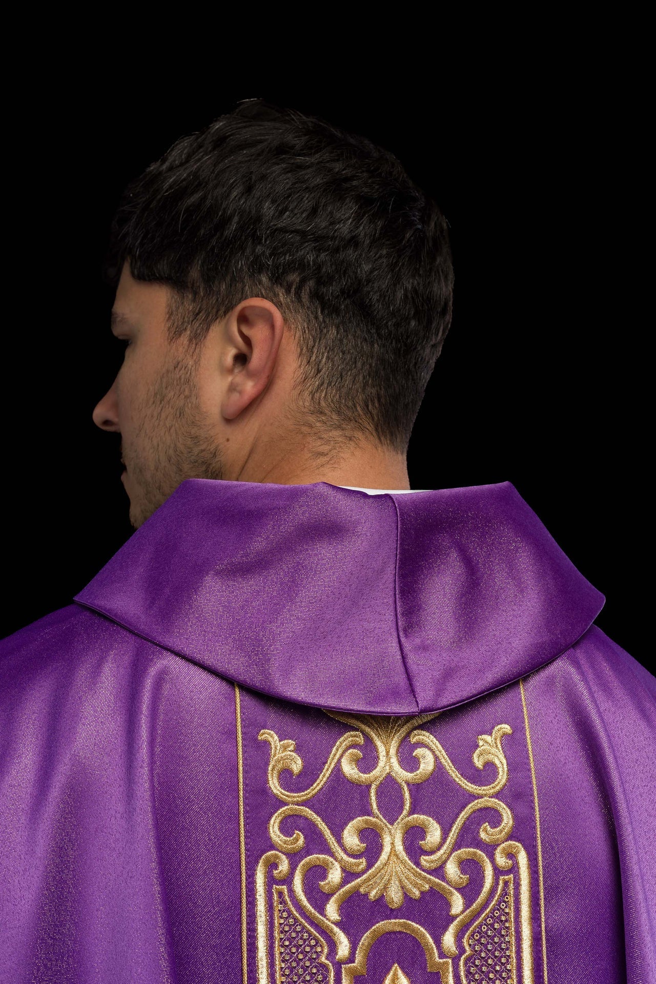 Fioletowy Ornat Liturgiczny z Złotym Haftem Eucharystycznym - SZATYLITURGICZNE.PL