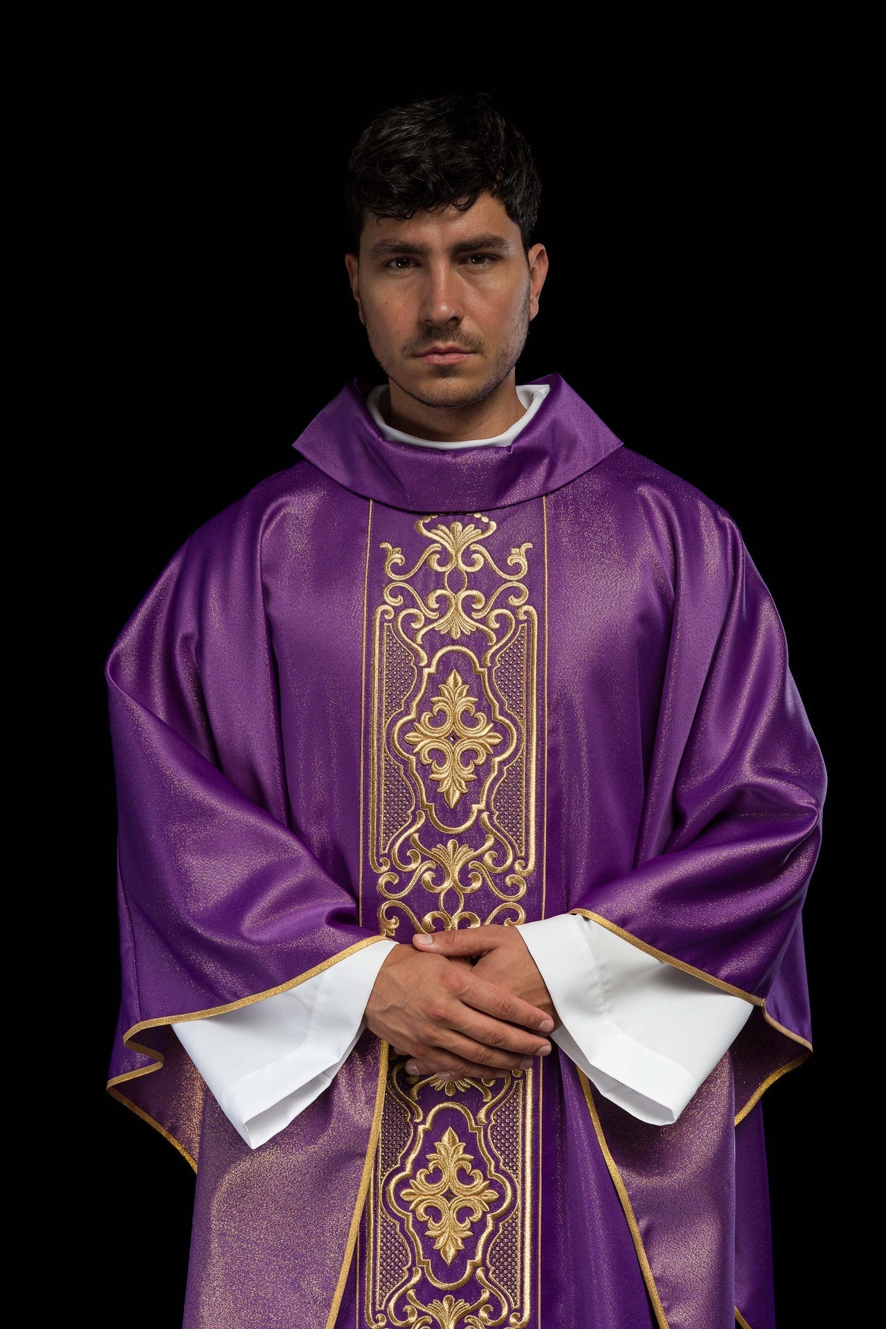 Fioletowy Ornat Liturgiczny z Złotym Haftem Eucharystycznym - SZATYLITURGICZNE.PL