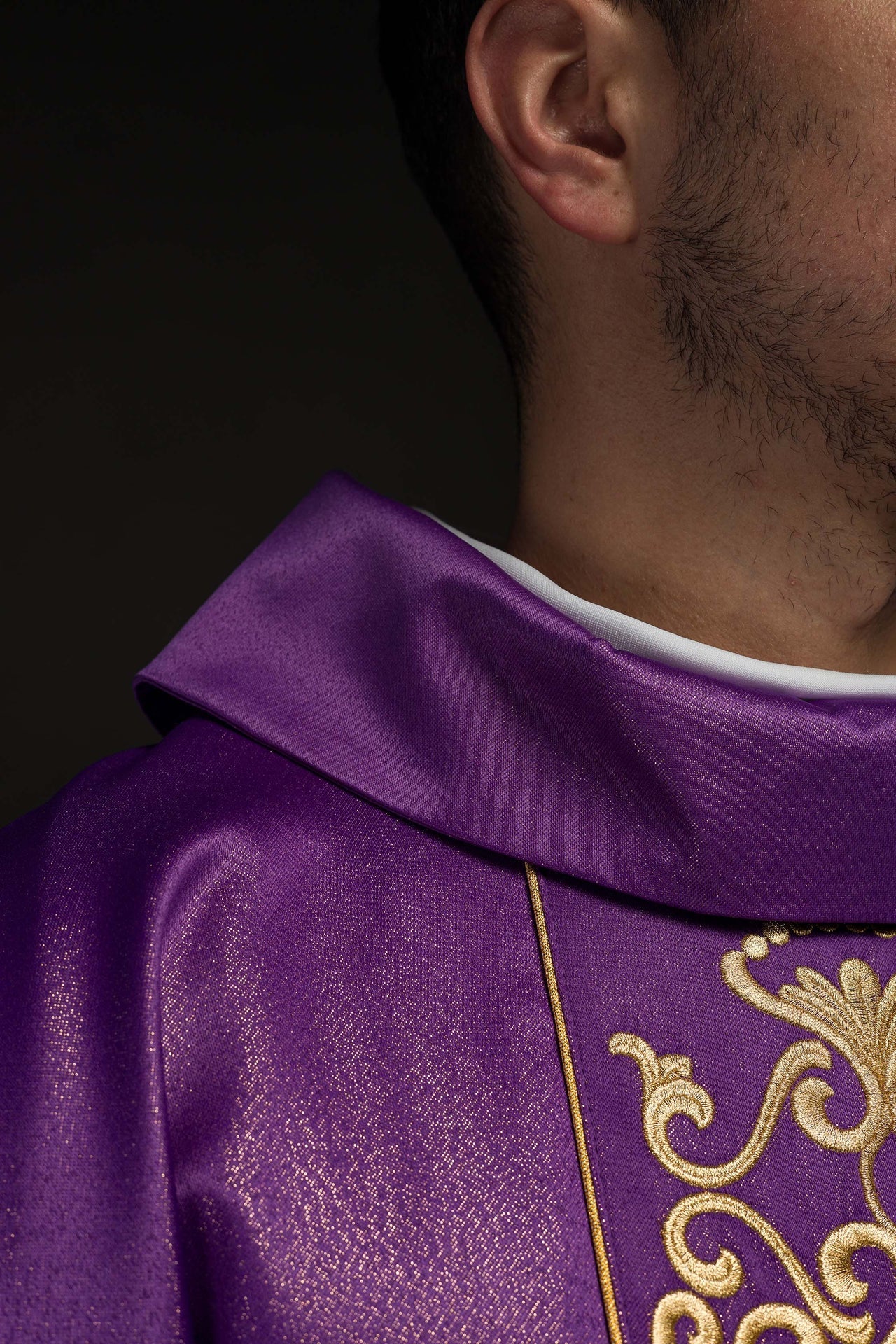 Fioletowy Ornat Liturgiczny z Złotym Haftem Eucharystycznym - SZATYLITURGICZNE.PL